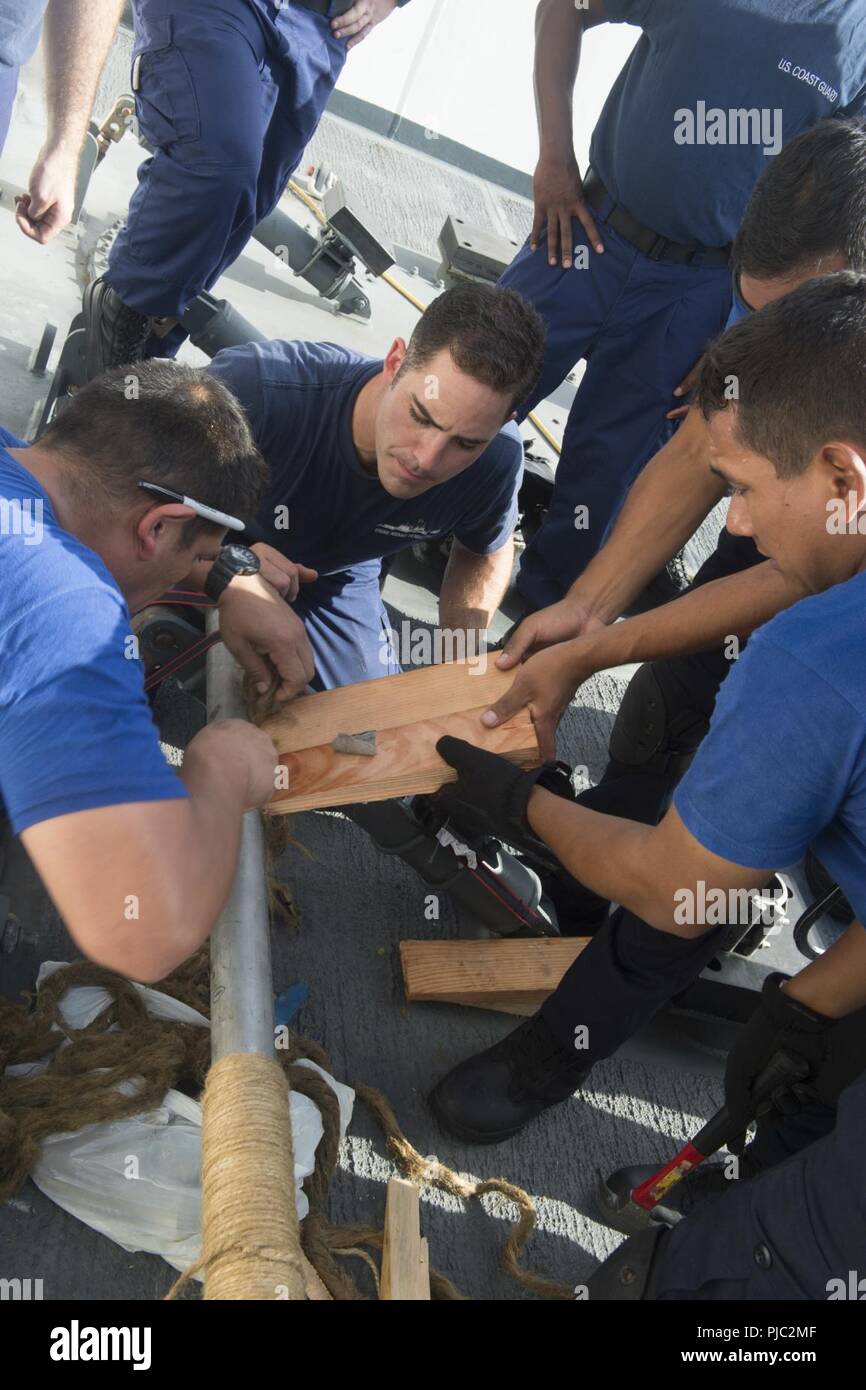 Pazifik (19 Juli 2018) Besatzungsmitglieder der U.S. Coast Guard Cutter WMSL Bertholf (750) und die Peruanische Marine maritime Patrol Boot BAP Ferré (PM 211) arbeiten zusammen ein Loch Patch in einer Praxis, Rohr, Juli 19. Die ferré Crewmitglieder an Bord Bertholf Hilfe in einem mock Not fall während der Pacific Rim (Rimpac) 2018 Übungen zu machen. 25 Nationen, 46 Schiffe und fünf U-Boote, über 200 Flugzeuge und 25.000 Angestellte beteiligen sich an Rimpac vom 27. Juni bis 2. August in und um die Hawaiianische Insel und Südkalifornien. Die weltweit größte internationale maritime exerc Stockfoto