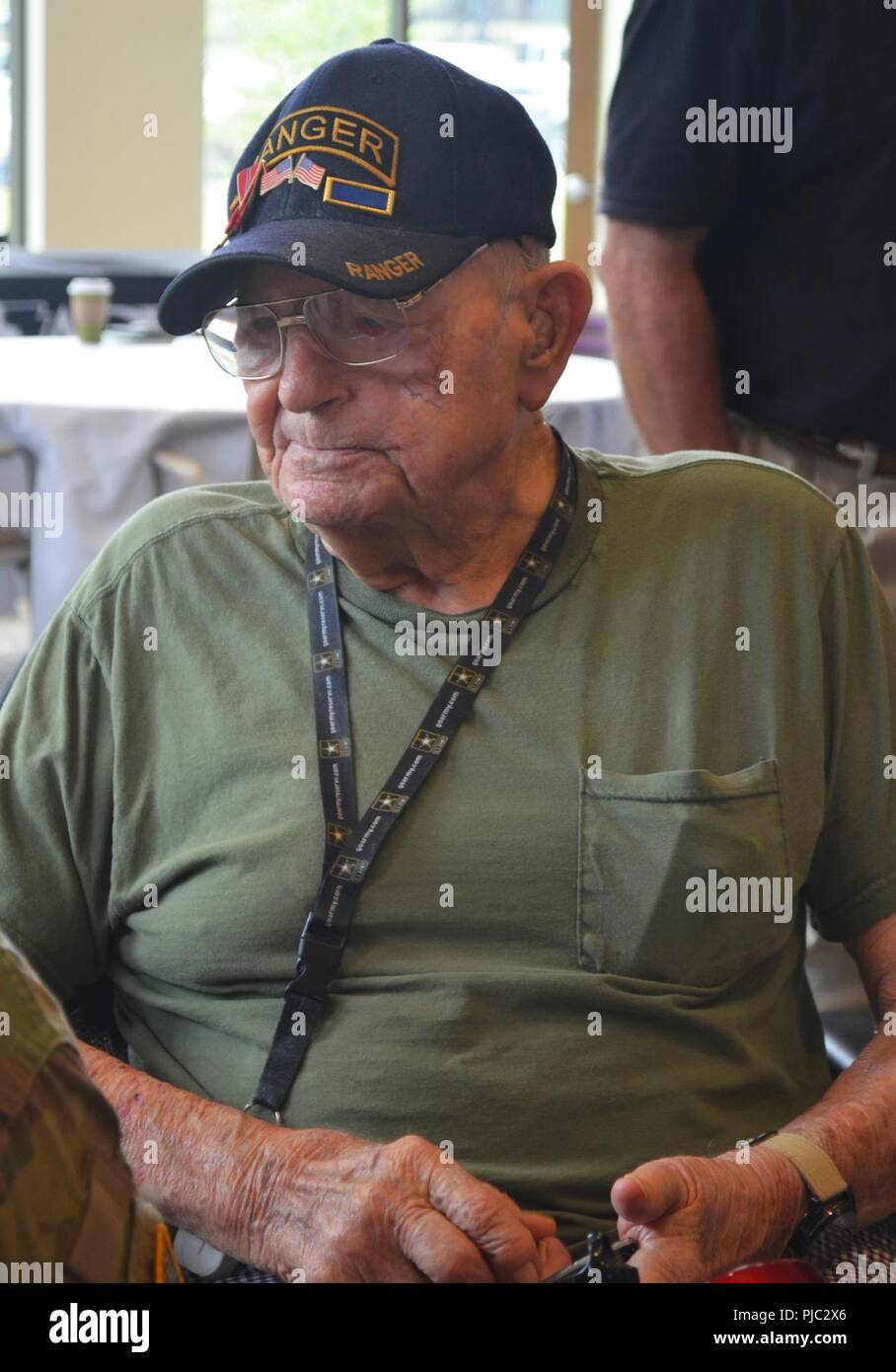Pensionierte US-Armee Master Sgt. Denman Wolfe Besuche mit anderen service Mitglieder, während der "Ranger Frühstück', an der Arkansas Veteranen in North Little Rock, Arkansas, 18. Juli 2018. Stockfoto