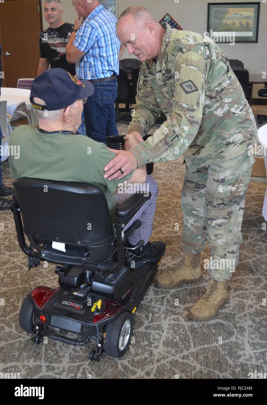 Command Sgt. Maj. Steven Veazey, Senior Soldaten Führer, Arkansas National Guard, schüttelt die Hand des pensionierten Master Sgt. Denman Wolfe, ein Weltkriegveteran, an der Arkansas Veteranen in North Little Rock, Arkansas, 18. Juli 2018. Stockfoto