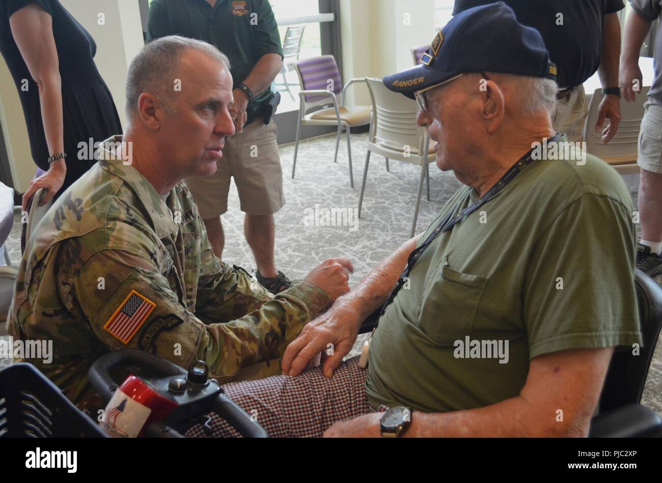 Command Sgt. Maj. Rick Megaloff, Command Sergeant Major, Arkansas National Guard, spricht mit pensionierter Master Sgt. Denman Wolfe während der "Ranger Frühstück', an der Arkansas Veteranen in North Little Rock, Arkansas, 18. Juli 2018. Stockfoto
