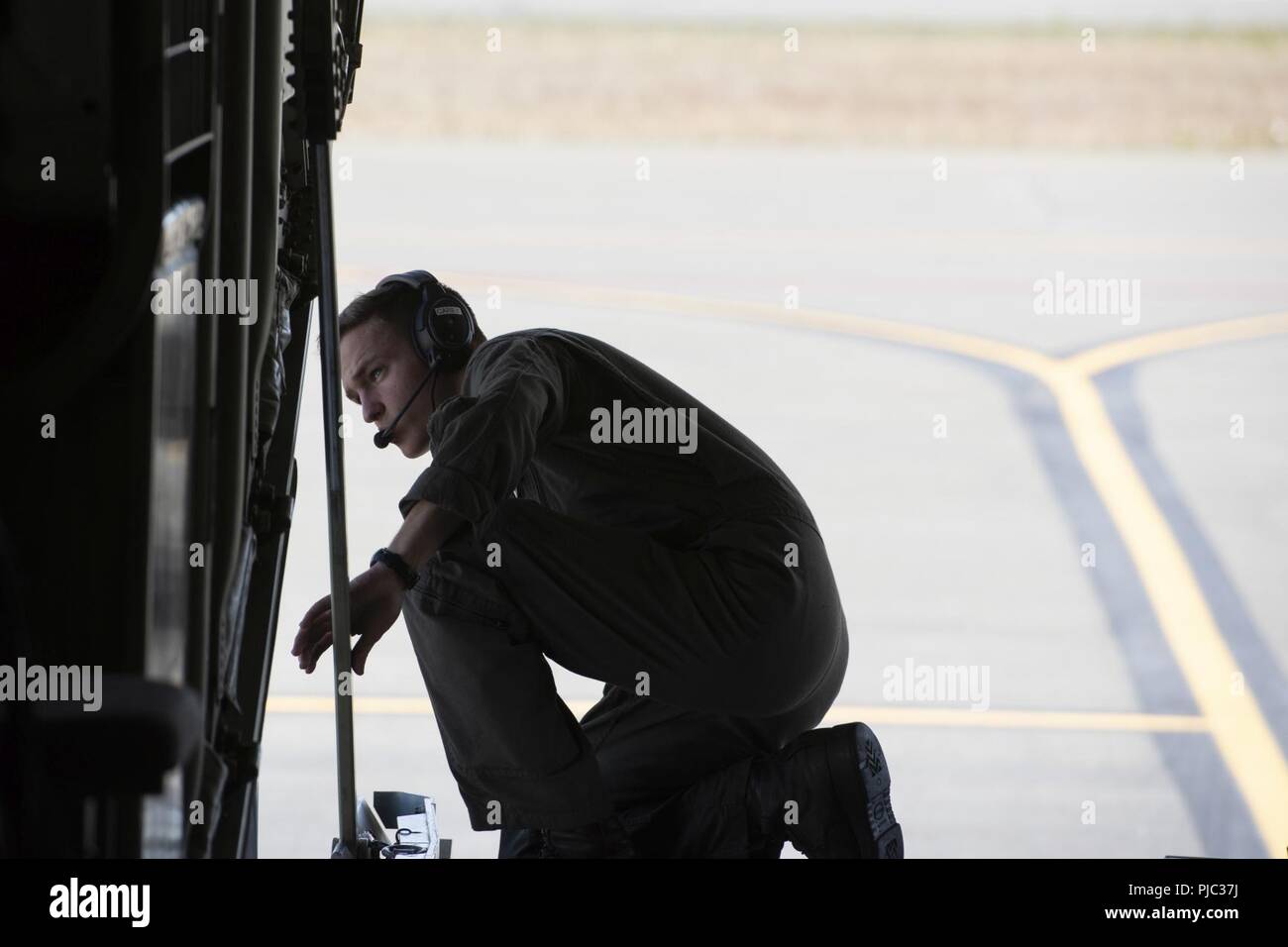 Us Marine Corps Lance Cpl. Matthew Carey, Marine Antenne Refueler Transport Squadron (VMGR) 152 crewmaster, Kollegen von der Rückseite eines KC-130J Hercules nach einem Training Mission an der Vorstartlinie bei Joint Base Elmendorf-Richardson, Alaska, 18. Juli 2018. Marines des 3D-Transport Support Bataillons, VMGR-152, und Marine Wing Support Squadron 172 beteiligen sich an Übung Kodiak Mace. Während der Übung, bis zum 25. Juli, Marines sind gemeinsame Precision Air Drop System, Ladung und Personal Fallschirmabwürfen. Stockfoto