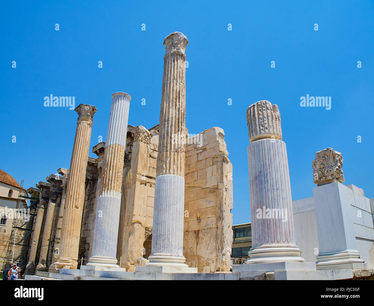 Korinthische Säulen Veranda (propylon) an der Westfassade des Hadrian's Bibliothek, Athen, Attika, Griechenland. Stockfoto