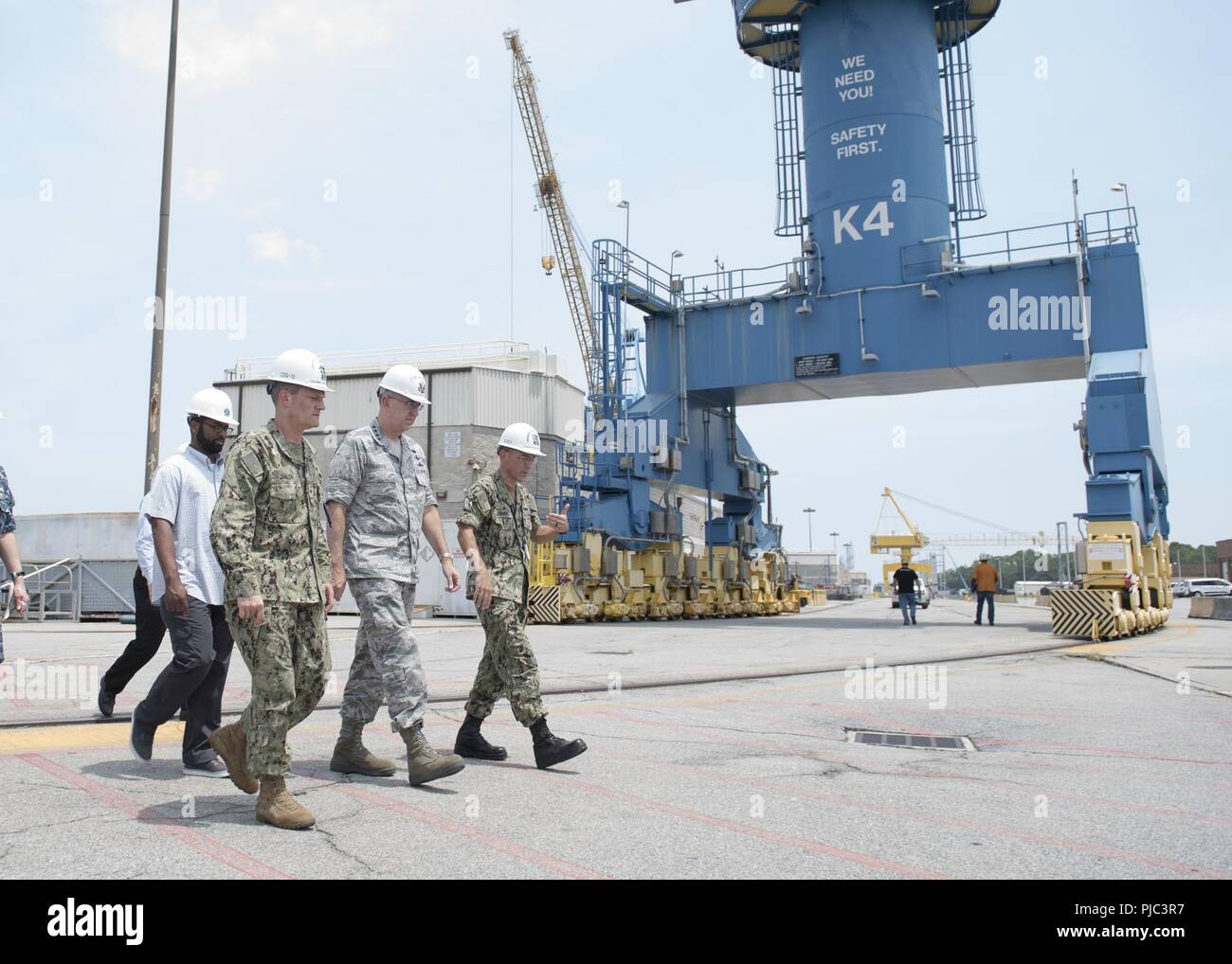 General John E. Hyten, Commander, U.S. Strategic Command (USSTRATCOM), Center, diskutiert u-Boot Wartung mit hinteren Adm. Jeffrey Jablon, Commander, U-Gruppe 10, links, und Kapitän Paul Dinius, kommandierender Offizier, Trident einbauen Einrichtung, an Naval Submarine Base Kings Bay, Ga. Die Basis ist die Heimat von sechs der Ohio-Klasse von ballistischen Raketen-U-Boote, die die meisten survivable Bein des nuklearen Triade und strategischen Abschreckung unterstützen. Stockfoto