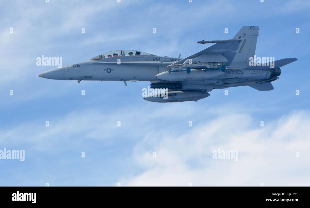 JOINT BASE Pearl Harbor - HICKAM, Hawaii (10 Juli 2018) - ein US-Marine Corps F/A-18 Super Hornet aus dem Marine All-Weather Fighter Attack Squadron 533, aus der Marine Corps Air Station Beaufort, S.C., fliegt neben einem 507Th Air Refuelling Flügel R KC-135 Stratotanker von Tinker Air Force Base, Okla., während der Rand des Pazifik (Rimpac) Übung, Juli 10. 25 Nationen, 46 Schiffe, 5 U-Boote, und etwa 200 Flugzeugen und 25.000 Angestellte beteiligen sich an Rimpac vom 27. Juni bis 2. August in und um die hawaiischen Inseln und Südkalifornien. Die weltweit größte Internatio Stockfoto