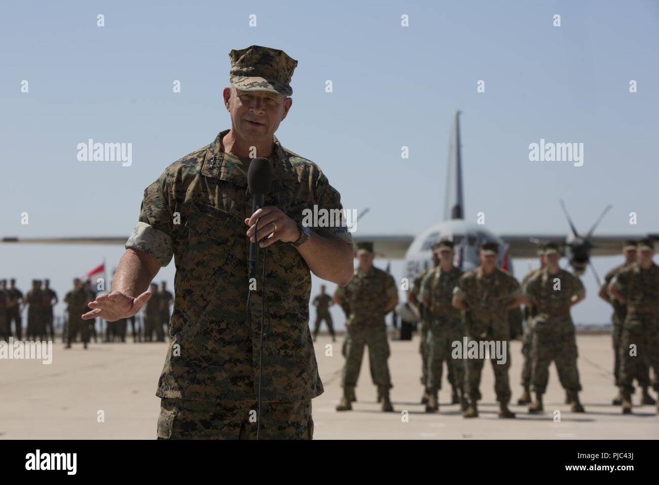 Generalleutnant Lewis A. Craparotta, Kommandierender General der I Marine Expeditionary Force, Adressen das Publikum während des 3. Marine Flugzeugflügel Ändern des Befehls Zeremonie an der Marine Corps Air Station Miramar, Calif., Juli 13. Während der Zeremonie, Generalmajor Mark R. KLUGE, ausgehende Kommandierender General, Befehl aufgegeben zu Generalmajor Kevin M. Iiams. Weise übernahm das Kommando der 3. MAW vom 22. Juli 2016. Iiams zuvor als der kommandierende General des US Marine Corps Aus- und Weiterbildung Befehl serviert. Stockfoto