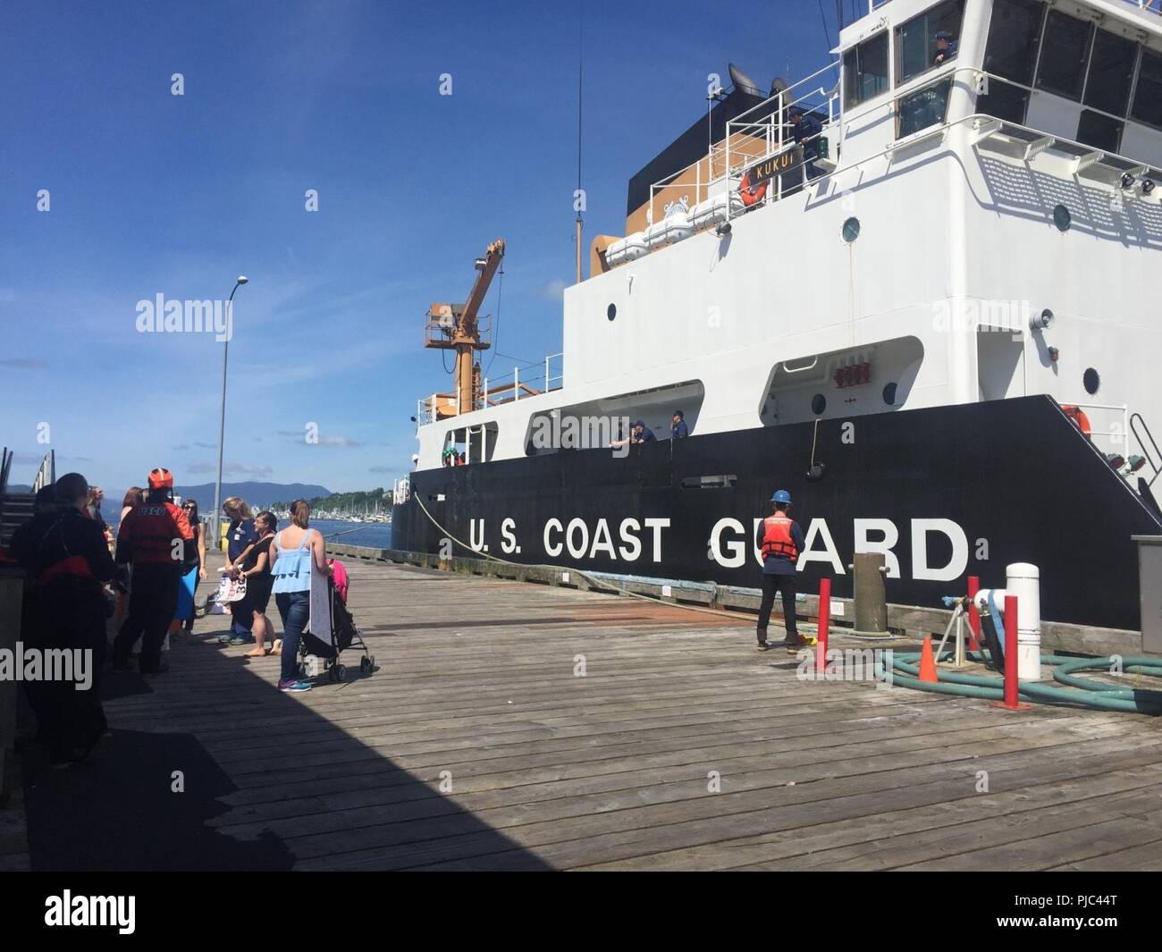 Die Crew der Coast Guard Cutter Kukui (WLB 203), die früher der Coast Guard Cutter Ahorn (WLB 207) kommt in Sitka, Alaska, 13. Juli 2018, nach dem Umrunden Nordamerika. Die Crew nahm die Ahorn über die Nord-West-Passage in die Coast Guard Yard in Baltimore, Maryland, und nach Alaska zurück über den Panamakanal an Bord der Kukui. U.S. Coast Guard Foto. Stockfoto