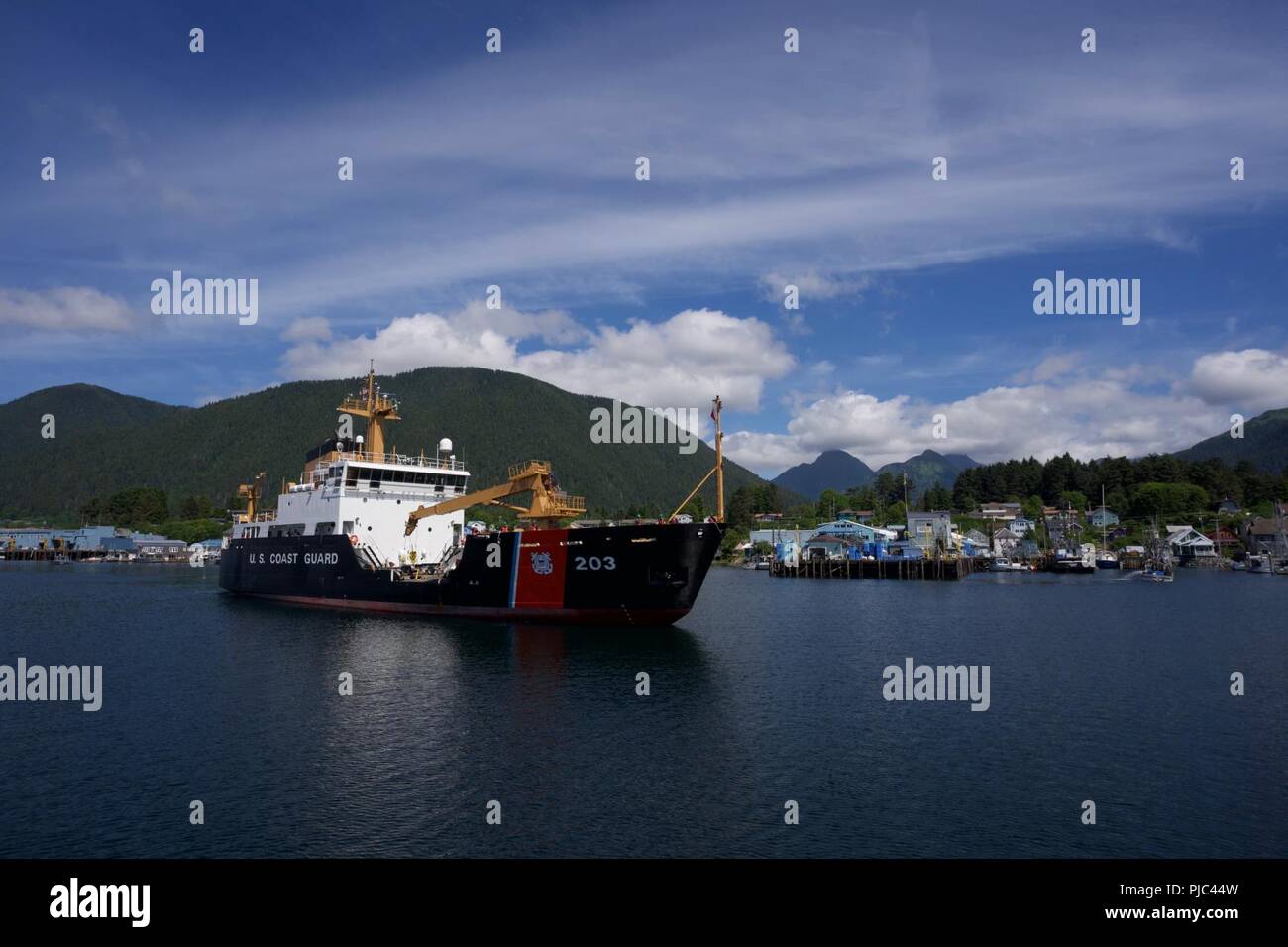 Die Crew der Coast Guard Cutter Kukui (WLB 203), die früher der Coast Guard Cutter Ahorn (WLB 207) kommt in Sitka, Alaska, 13. Juli 2018, nach dem Umrunden Nordamerika. Nach einem Jahr - lange Überholung, der Cutter Kukui, zuvor in Honolulu, Hawaii homeported, tritt an die Stelle der Cutter Ahorn. Us-Küstenwache Stockfoto