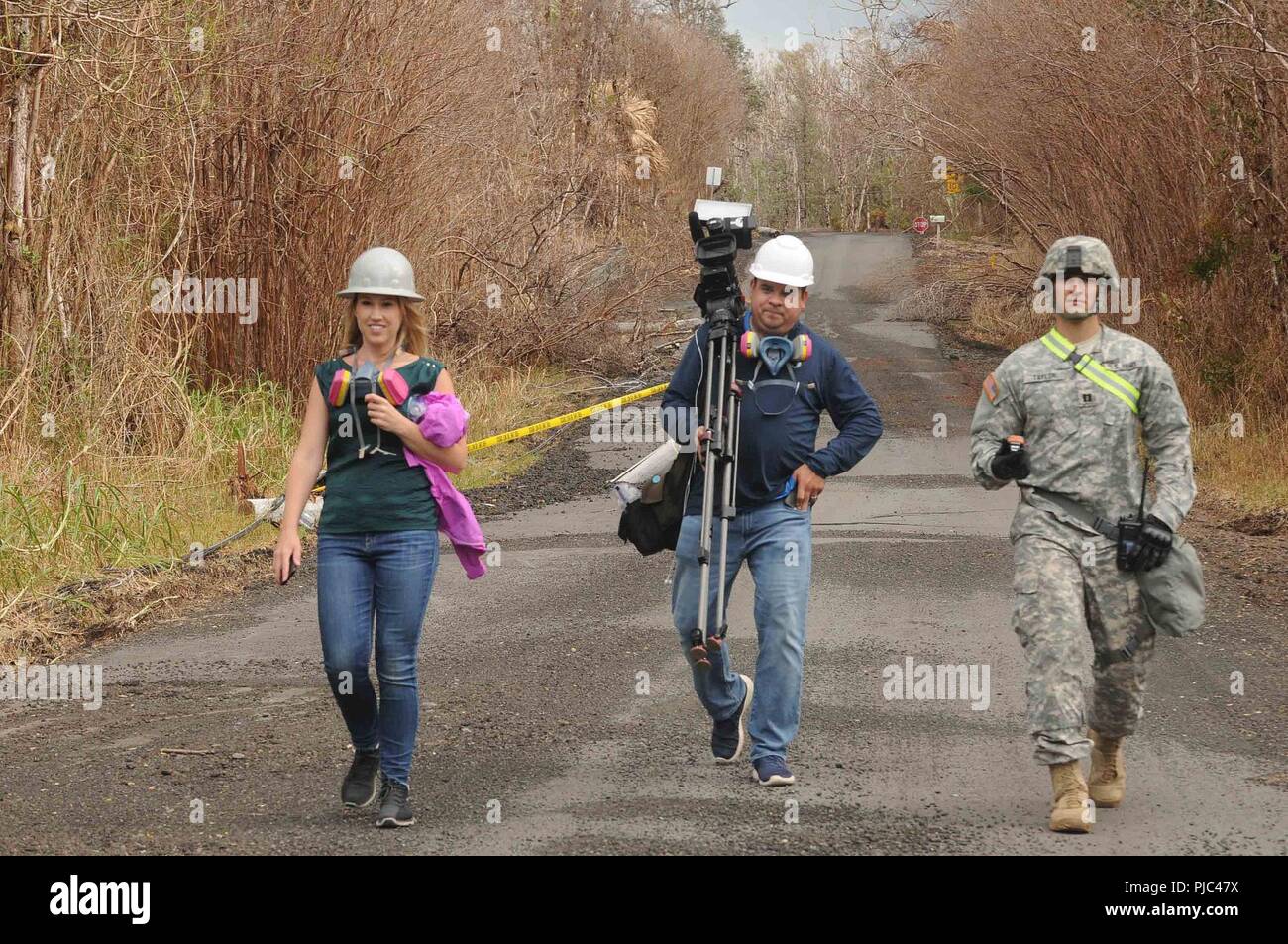 Kapitän Darren Taylor, Task Force Hawaii Public Affairs Officer, Escorts lokale Medien durch Gebiete von der Lava in Pahoa, Juli 11, 2018 beeinflusst. Die Funktion als Task Force Hawaii genannt, besteht aus Armee und Luftwaffe Mitglieder der Pennsylvania National Guard, der im Mai aktiviert wurden, Hawaii County Regierungsstellen in Reaktion auf die vulkanischen Ausbruch auf Hawaii Insel zu unterstützen. Stockfoto