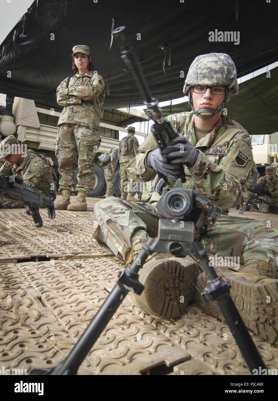 Armee finden Spc. Jakob Patrick, einem chemischen, biologischen, radiologischen und nuklearen (CBRN) Specialist und heimisch in Jonesboro, Arkansas, zu der 360 Chemical Company, 468th Chemische Bataillon, 209 Region Support Group, 76th Operationelle Antwort Befehl bereitet die Zylinder, die mit einem M240B 7,62 mm Maschinengewehr zu befestigen während einer gunnery Skills in Fort Hood, Texas, am 10. Juli. Fast 400 Armee-reserve Soldaten des 415Th Chemische und das Bataillon der 209 regionalen Support Group, 76th ORC sind derzeit eine Vielzahl von schießwesen Ausbildung in Fort Hood als Teil der Übung Dra Stockfoto