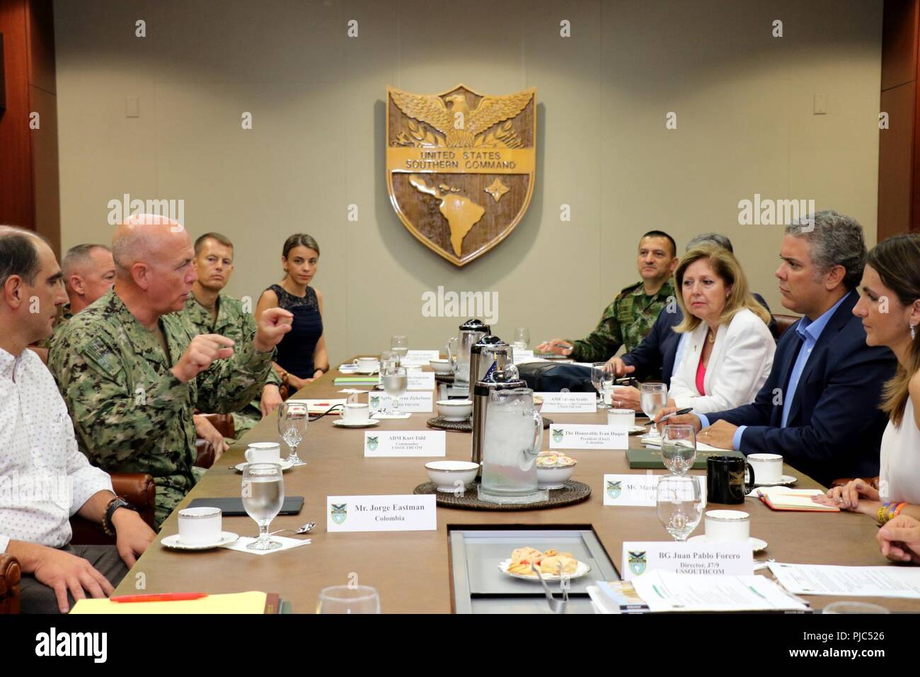 U.S. Navy Adm. Kurt Tidd, Kommandeur der US Southern Command (SOUTHCOM), Gespräche mit kolumbianischen Präsidenten Ivan Duque bei einem Rundtischgespräch mit anderen Staats- und Regierungschefs auf dem militärischen Hauptquartier in Doral, Fla., Juli 14. Duque besucht SOUTHCOM, um mehr über die US-amerikanischen militärischen Befehl zu lernen und seine Verteidigung Partnerschaft mit Kolumbien, wie er bereitet die Präsidentschaft seines Landes 12.08.7 zu übernehmen. SOUTHCOM bekundet seinen Wunsch, seine erfolgreiche Partnerschaft mit der kolumbianischen Streitkräfte und Zusammenarbeit zur Erhöhung der Sicherheit und der Stabilität in der Region fortzusetzen. Stockfoto