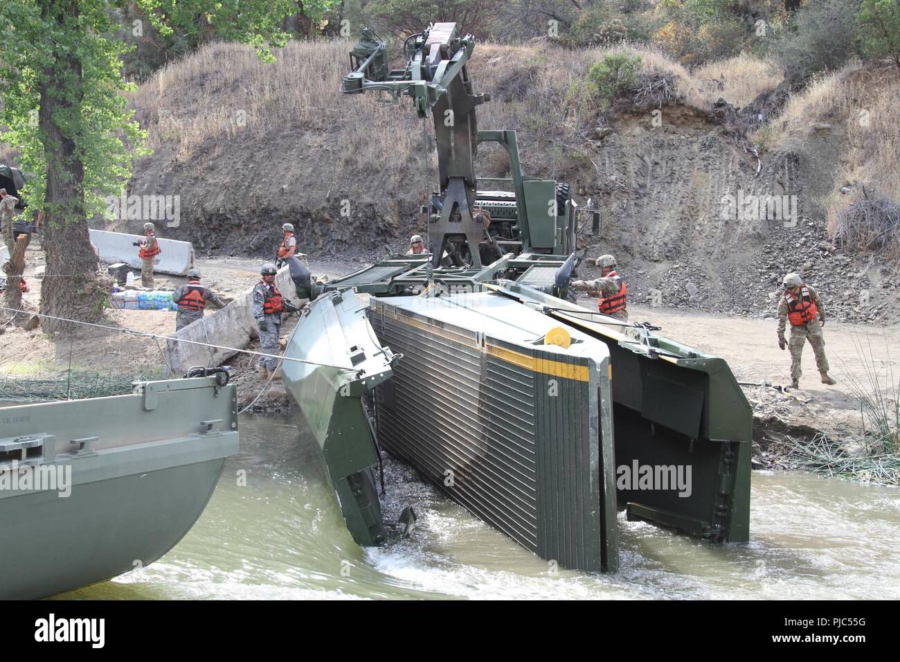 Us-Armee Ingenieure aus dem 32. Multirole Bridge Company, 579 Engineer Battalion, 49th Military Police Brigade, Oklahoma Army National Guard, eine 100-Fuß-temporäre schwimmende Brücke abbauen 14. Juli, dass Kalifornien Büro von Notfalldiensten (Cal OES) Agenturen für Schneller, einfacher Zugriff auf einen Northern California wildfire Anfang Juli bei Cache Creek Regional Park, Yolo County, Kalifornien zum Kampf eingesetzt. Stockfoto