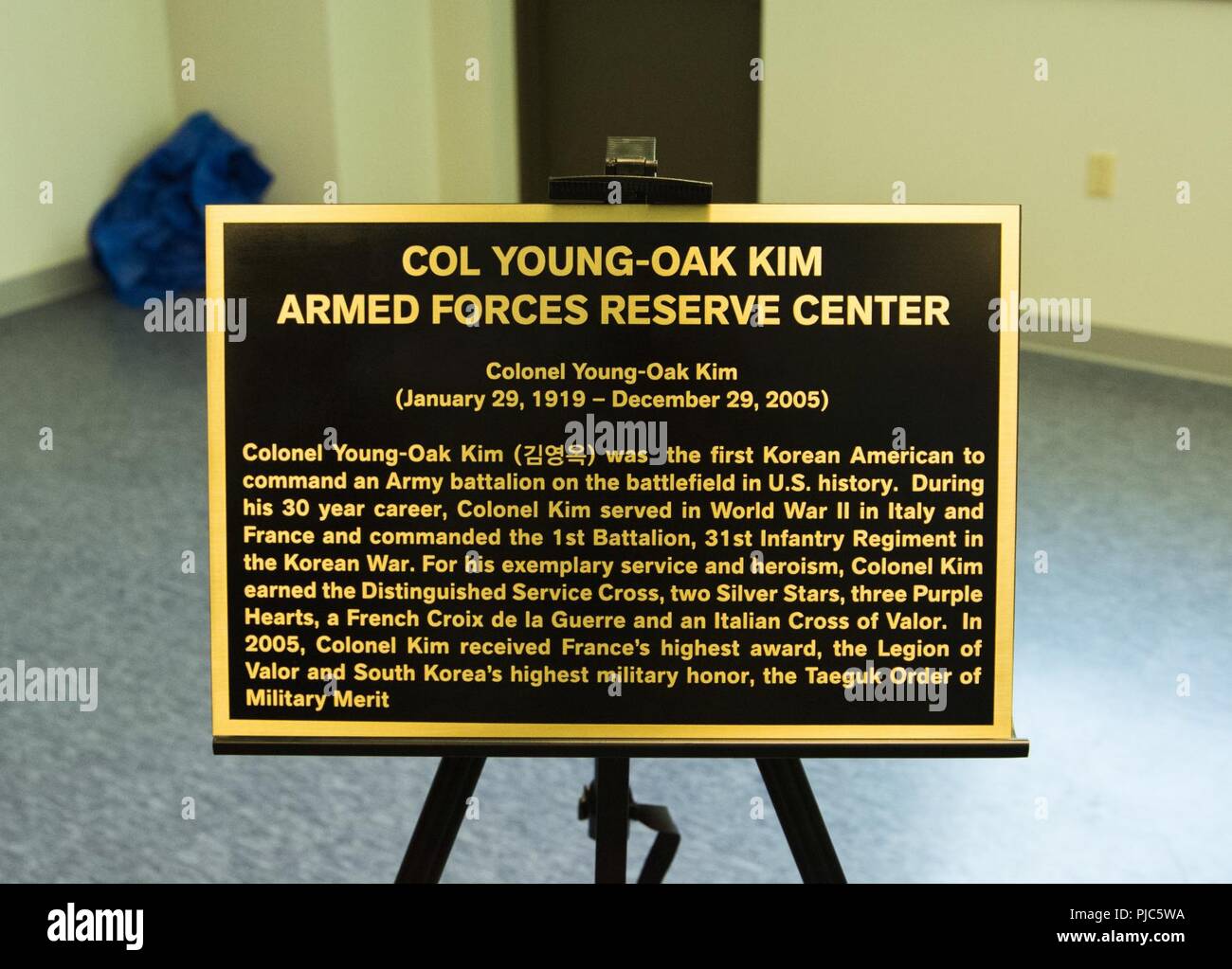 Die Widmung Plakette für die Col. Young-Oak Kim Streitkräfte finden Center am Lager Humphreys, Südkorea, 14. Juli vorgestellt wurde Kim zu gedenken. Kim, eine hoch dekorierte Soldat, der zugewiesen wurde, im Jahr 1943, zu der 100 Infanterie Bataillon, 442Nd Regimental Combat Team, ist für seine mutige Teilnahme an der Schlacht von Anzio bekannt, nachdem er sich freiwillig ins Niemandsland in Deutschland zu kriechen und zwei Deutsche -, deren Informationen zu einem späteren Zeitpunkt mit der Befreiung Roms am 4. Juni 1944 half erfasst. Stockfoto
