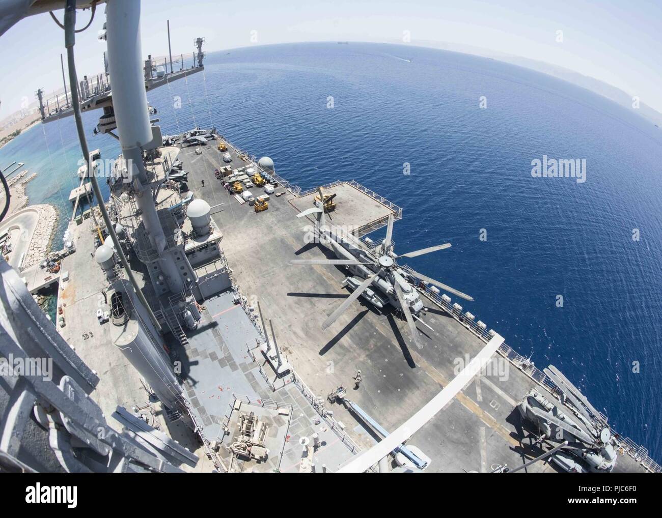 AQABA, Jordanien (9. Juli 2018) Die Wasp-Klasse amphibisches Schiff USS Iwo Jima (LHD7) sitzt pier Seite. Iwo Jima ist in die USA 5 Flotte Bereich der Maßnahmen zur Unterstützung der Marine im Einsatz für die Stabilität und Sicherheit in der Region zu gewährleisten und verbindet das Mittelmeer und den Pazifischen Raum durch den westlichen Indischen Ozean und drei strategischen Punkten ersticken. Stockfoto