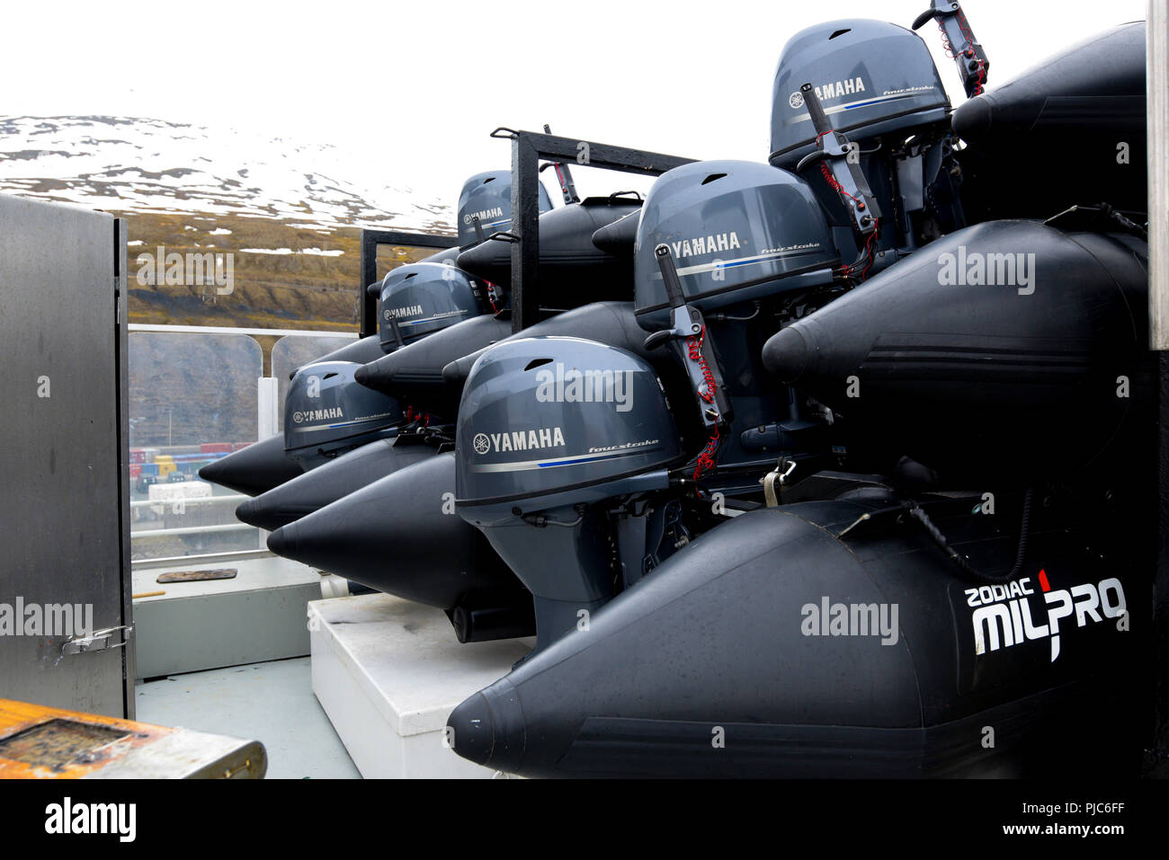 Sternzeichen aufblasbare Boote mit Aussenbordmotoren bis auf die lindblad M/S National Geographic Explorer gestapelt. Stockfoto