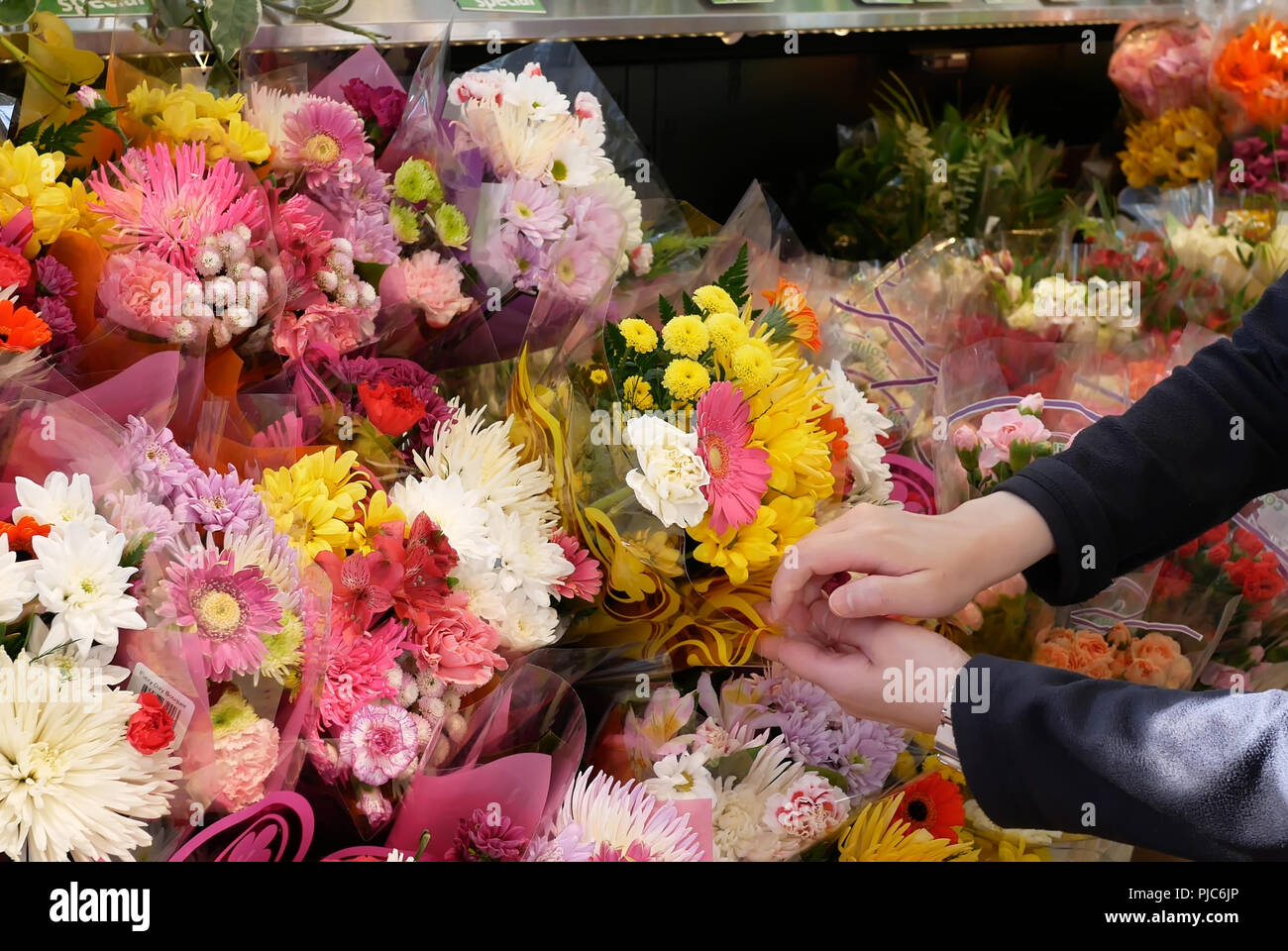 Die Bewegung von Menschen Blumen kaufen im Preis smart Lebensmittel speichern Stockfoto