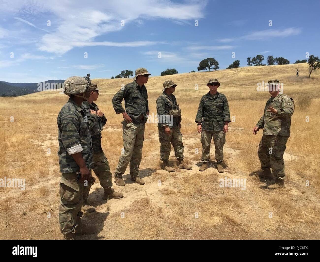 Staff Sgt. Matthew Fuchs und Staff Sgt. Jakob Matherly, 1.BATAILLON, 417 Infanterie Regiment einen letzten Minute laufen durch ihre Konvoi Operationen Lane als Teil der während der Kombinierten Übung (CSTX), Fort Hunter Liggett, Kalifornien. Für die Ausbildung von 2018, die 84 Ausbildung Befehl ist Hosting vier CSTX und CBRN-Übungen. Stockfoto