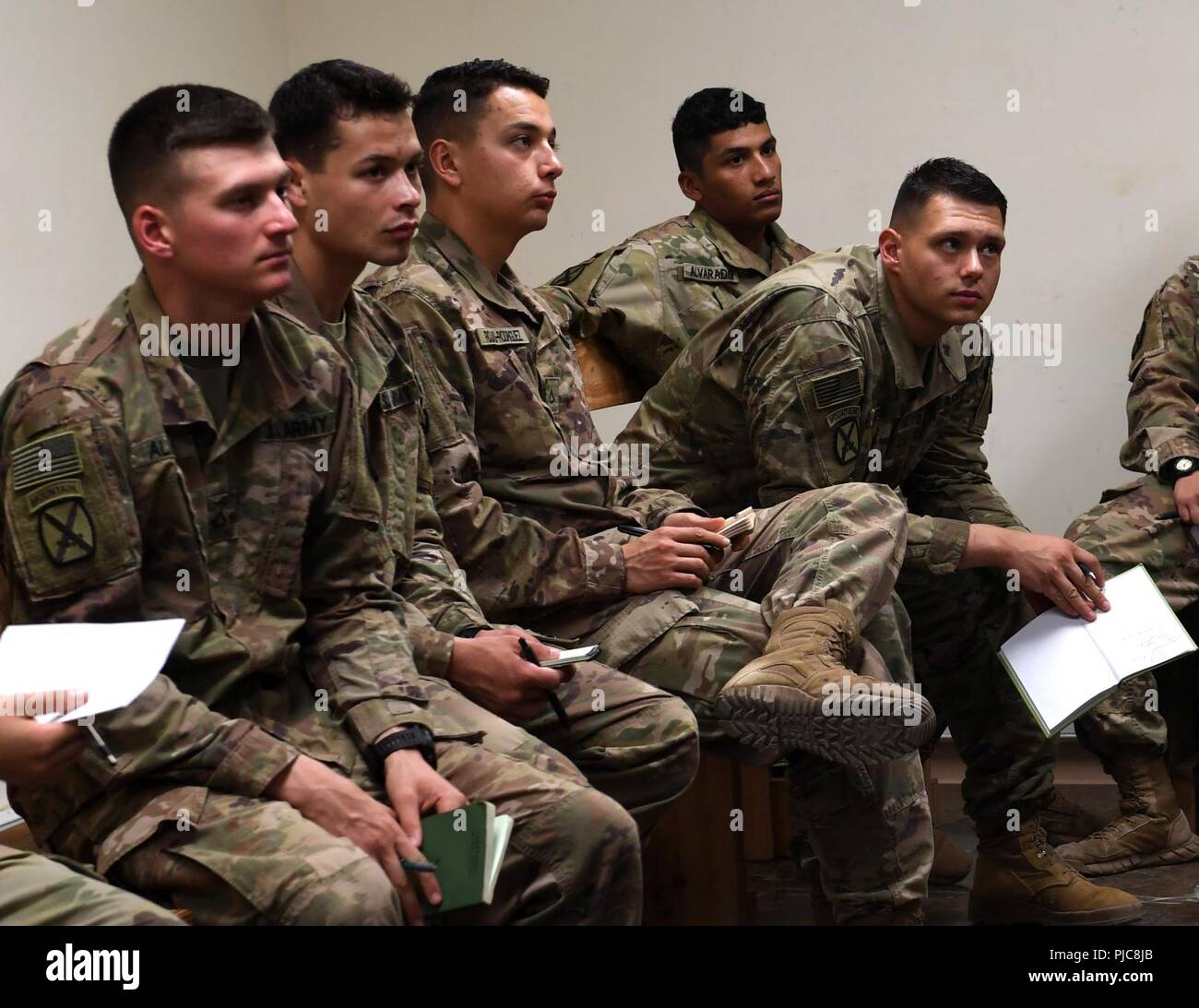 Us-Armee Infanterie Soldaten, die auf das 10. Mountain Division implementiert sind, Combined Joint Task Force - Horn von Afrika, aufmerksam auf eine gemeinsame Ausbildung mit den Texas National Guard Alpha Company 1-141 Infanterie Regiment über die Verwendung des M41 Rohr-gestartet, optisch verfolgt, wireless geführte Familie der Rakete, Verbesserte Zielerfassung System auf Lager Lemonnier, Dschibuti, Juli 20, 2018 hören. Die Ausbildung besser vorbereitet sowohl aktive Aufgabe und National Guard Soldaten für Partnerschaft weltweit. Stockfoto