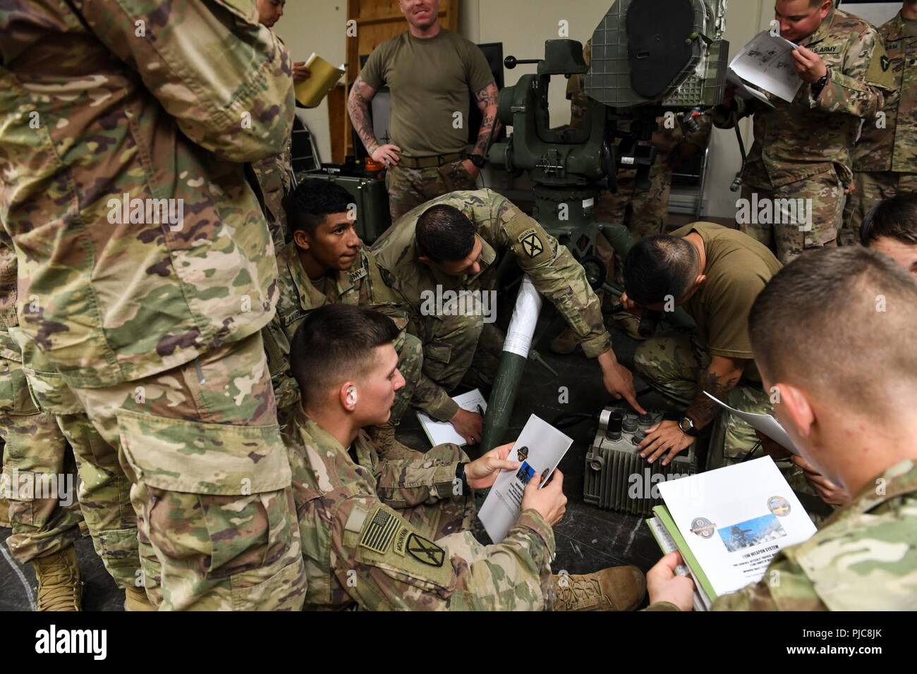 Us-Staat Texas National Guard Alpha Company 1-141 Infanterie Regiment und U.S. Army Infantry Soldaten, die auf das 10. Mountain Division implementiert sind, Combined Joint Task Force - Horn von Afrika, gemeinsame Schulungen für die Verwendung des M41 Rohr-gestartet, optisch verfolgt, wireless geführte Familie der Rakete, Verbesserte Zielerfassung auf Lager Lemonnier, Dschibuti, 20. Juli 2018. Die Ausbildung besser vorbereitet sowohl aktive Aufgabe und National Guard Soldaten für Partnerschaft weltweit. Stockfoto