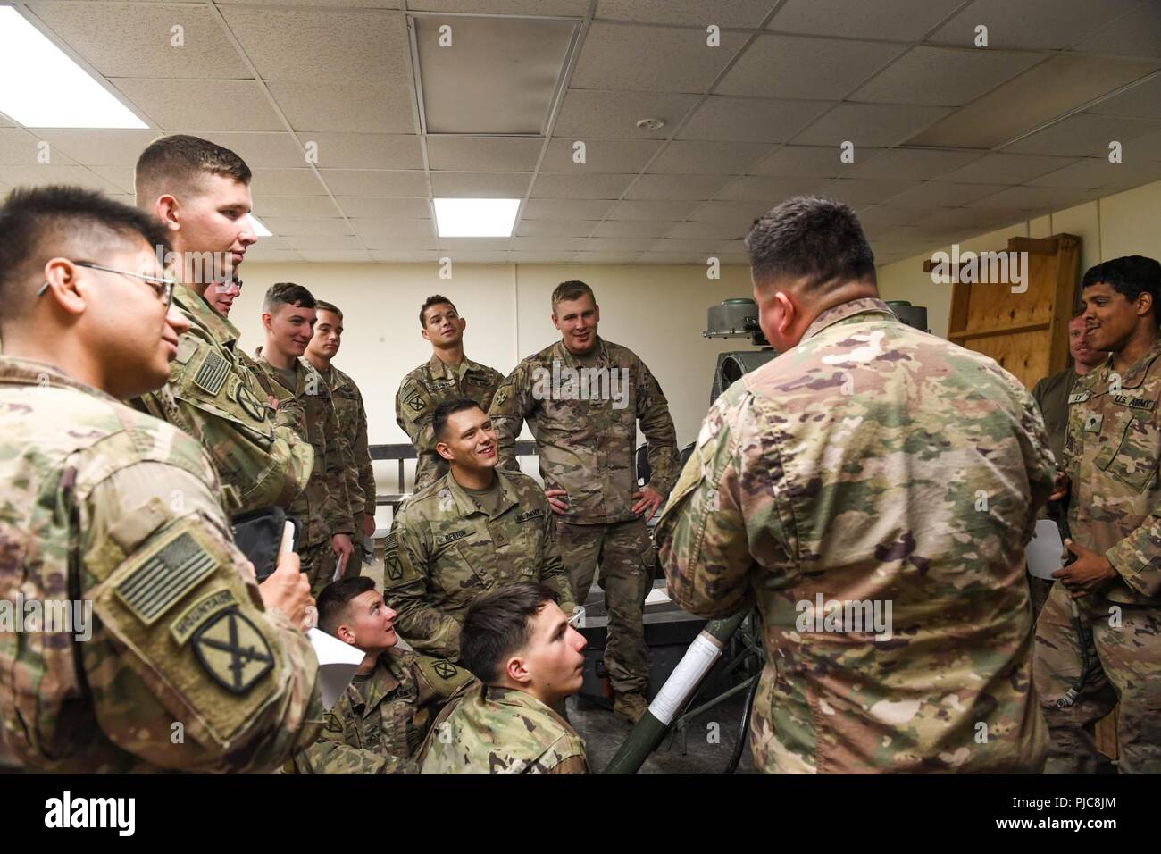 Us-Staat Texas National Guard Alpha Company 1-141 Infanterie Regiment und U.S. Army Infantry Soldaten, die auf das 10. Mountain Division implementiert sind, Combined Joint Task Force - Horn von Afrika, gemeinsame Schulungen für die Verwendung des M41 Rohr-gestartet, optisch verfolgt, wireless geführte Familie der Rakete, Verbesserte Zielerfassung auf Lager Lemonnier, Dschibuti, 20. Juli 2018. Die Ausbildung besser vorbereitet sowohl aktive Aufgabe und National Guard Soldaten für Partnerschaft weltweit. Stockfoto