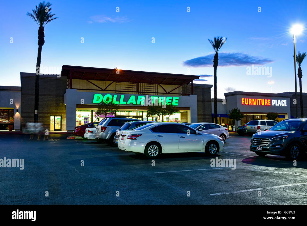 Dollar Tree Store in der Dämmerung in Las Vegas, Nevada Stockfoto