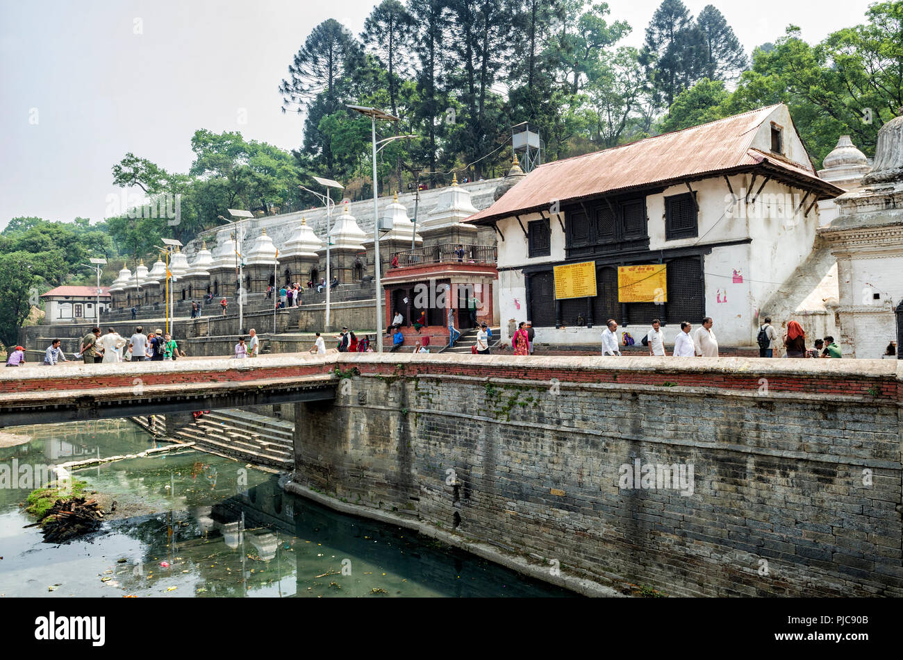 Kathmandu, Nepal - April 15, 2016: Pashupatinath dient als Sitz der nationalen Gottheit, Herrn Pashupatinath. Es ist auch der Ort der Einäscherung cerem Stockfoto