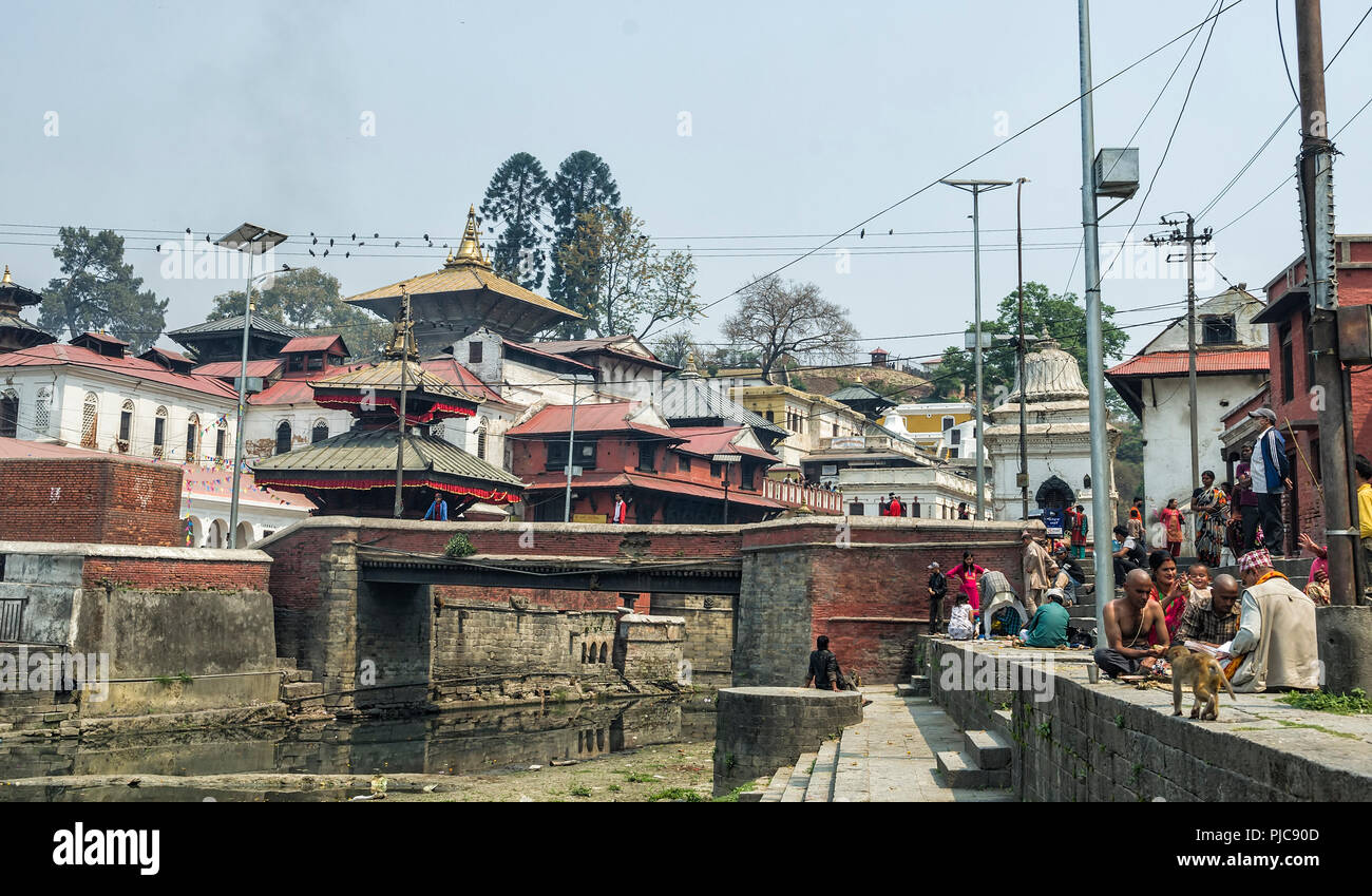 Kathmandu, Nepal - April 15, 2016: Leben und Aktivitäten entlang der heiligen Bagmati Fluss in Pashupatinath Tempel, Kathmandu, Nepal. - Sri Pashupatinath Temp Stockfoto