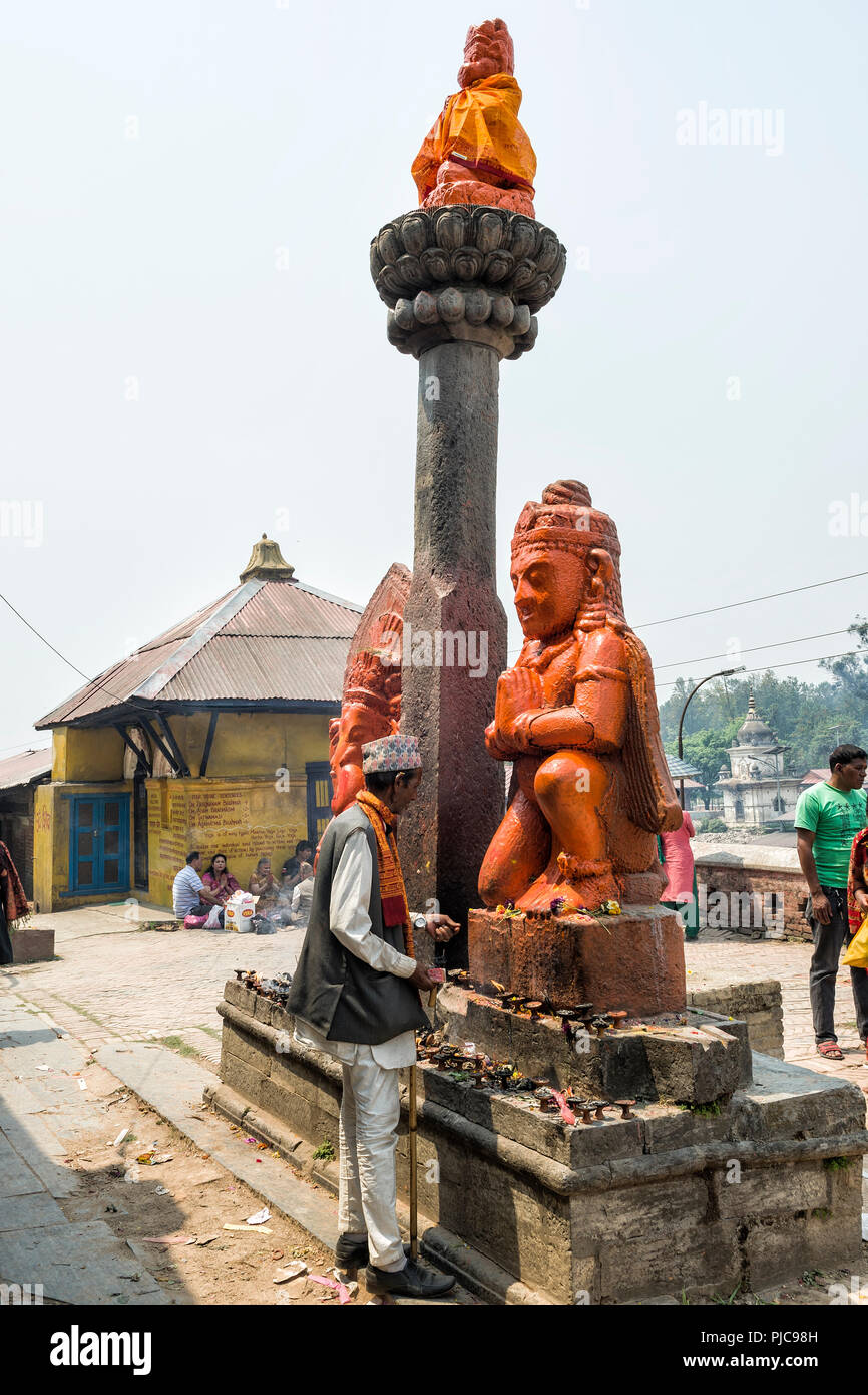 Kathmandu, Nepal - April 15, 2016: Religiöse Aktivitäten und die Zeremonie an Pashupatinath Tempel in Kathmandu geschieht. - Der Tempel als Sitz dient und dessen o Stockfoto