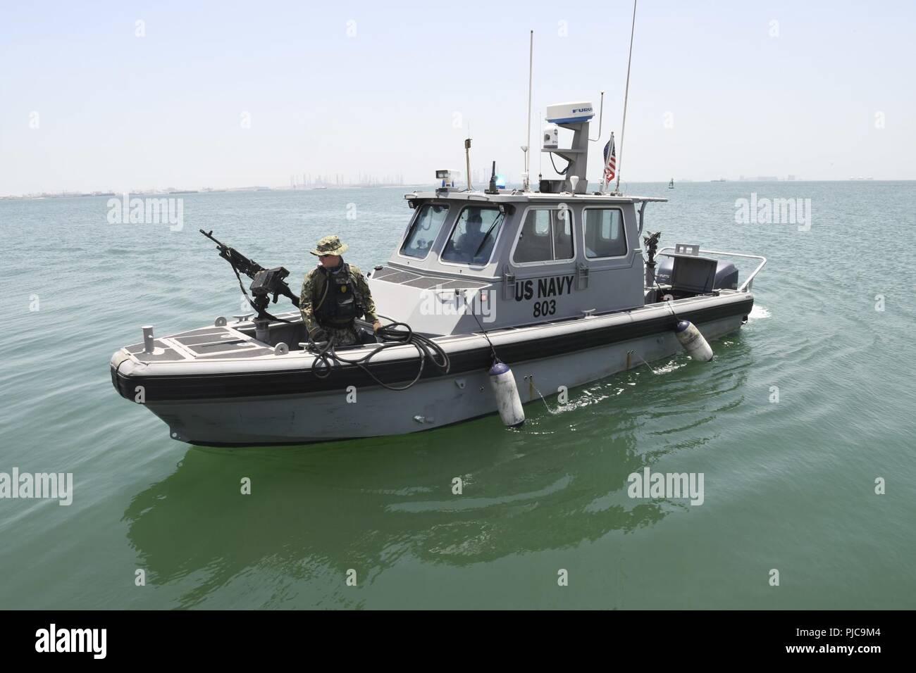 MANAMA, Bahrain (17. Juli 2018) Master-at-Arms 2. Klasse Ryan Miserendino bereitet eine Linie an Bord einen Hafen Sicherheit Boot zu Naval Security Force Bahrain zugeordnet. Die US-Flotte 5 Bereich der Vorgänge ist zur Unterstützung der Marineoperationen maritime Stabilität und Sicherheit in der Region zu gewährleisten und verbindet das Mittelmeer und den Pazifischen Raum durch den westlichen Indischen Ozean und drei strategischen Punkten ersticken. Stockfoto