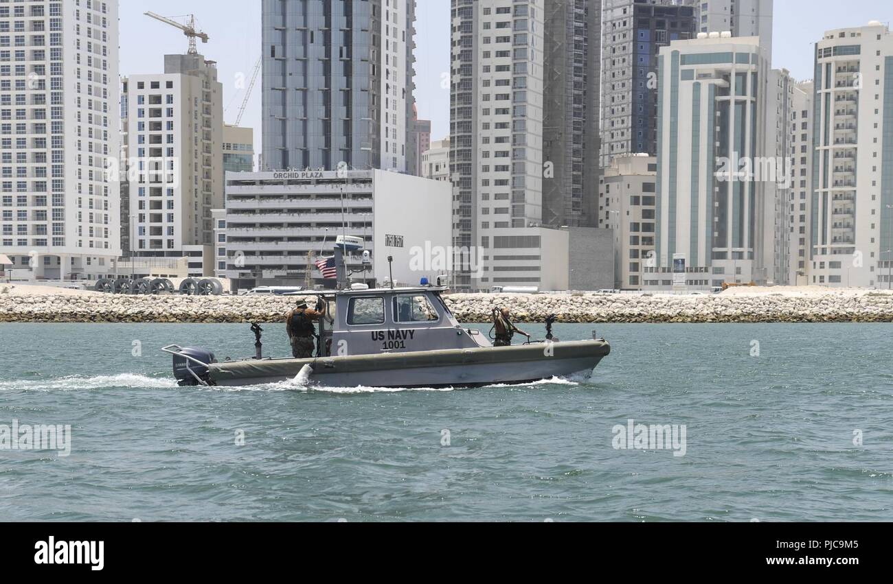 MANAMA, Bahrain (Juli 17, 2018) ein Hafen Sicherheit Boot, zu Naval Security Force Bahrain zugeordnet, Patrouillen der Hafen von Naval Station Bahrain. Die US-Flotte 5 Bereich der Vorgänge ist zur Unterstützung der Marineoperationen maritime Stabilität und Sicherheit in der Region zu gewährleisten und verbindet das Mittelmeer und den Pazifischen Raum durch den westlichen Indischen Ozean und drei strategischen Punkten ersticken. Stockfoto