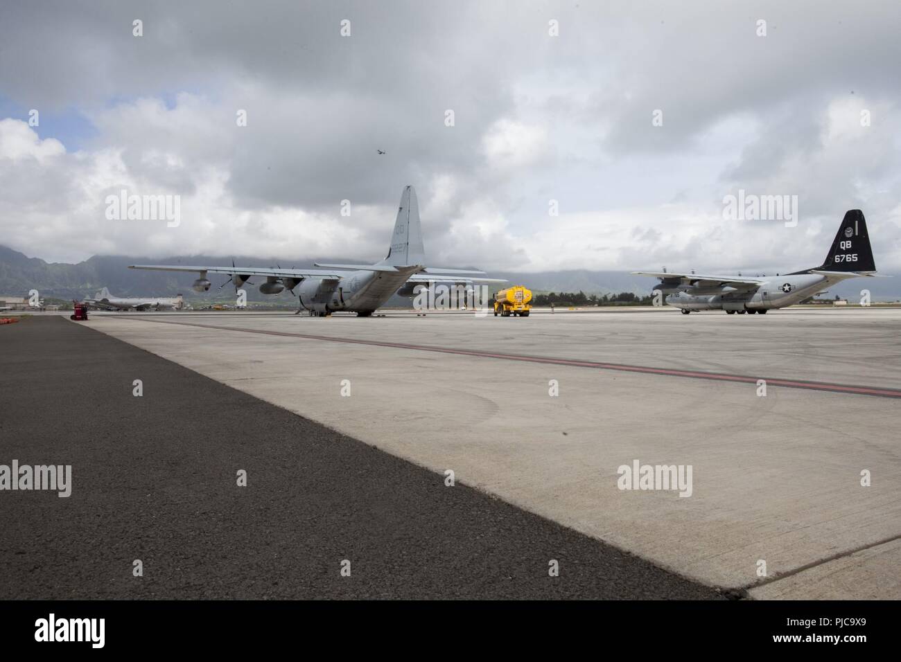 Marine Corps Base Hawaii (24. Juli 2018) Zwei US-Marine Lockheed C-130 Hercules Flugzeuge sind in der Marine Corps Air Station Kaneohe Bay geparkt, Marine Corps Base Hawaii, einer der Host Installationen für Rim der Pazifik 2018 (Rimpac), 24. Juli 2018. 25 Nationen, 46 Schiffe, 5 U-Boote, über 200 Flugzeuge und 25.000 Angestellte beteiligen sich an Rimpac vom 27. Juni bis 2. August in und um die hawaiischen Inseln und Südkalifornien. Die weltweit größte internationale maritime Übung RIMPAC bietet eine einzigartige Ausbildung während der Förderung und Erhaltung der kooperativen Beziehung Stockfoto