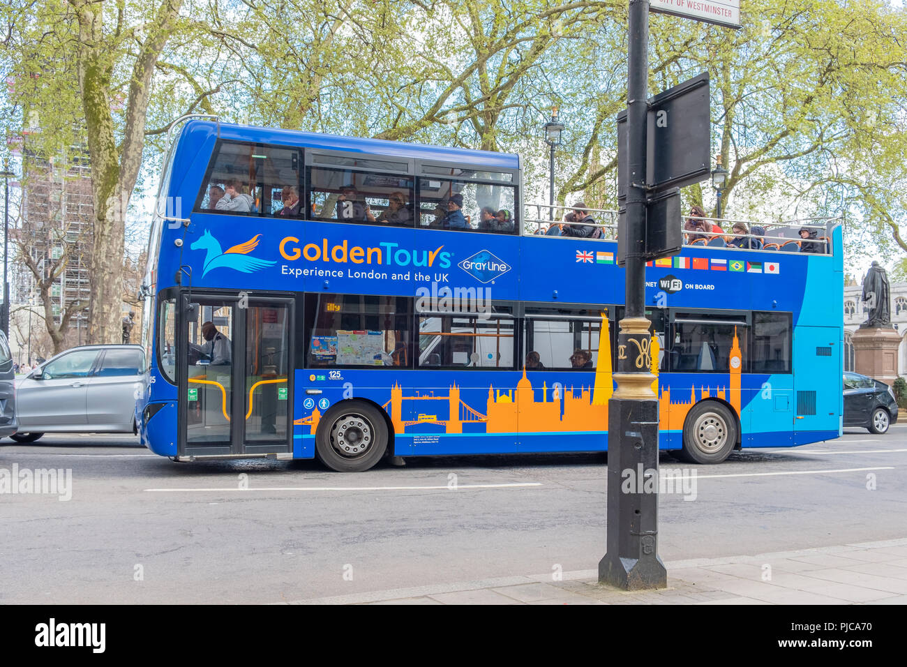 Double Decker Bus führt die Besucher und Touristen auf eine Sightseeing Tour durch London. Stockfoto