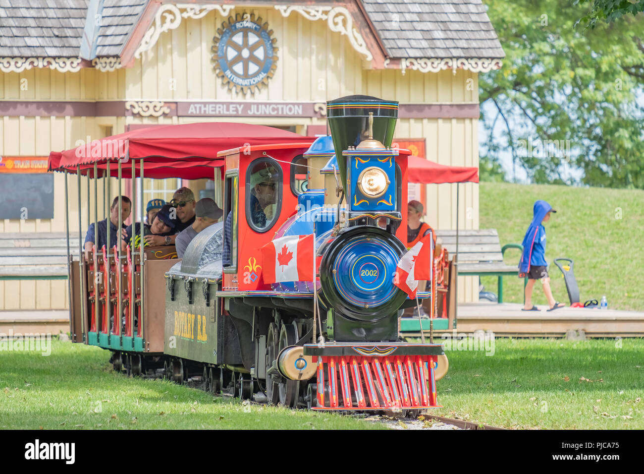 Schmalspurbahn durch die örtlichen Rotary Club gesponsert bietet Fahrten zu den Familien um Couchiching Beach Park in Orillia Ontario Kanada. Stockfoto