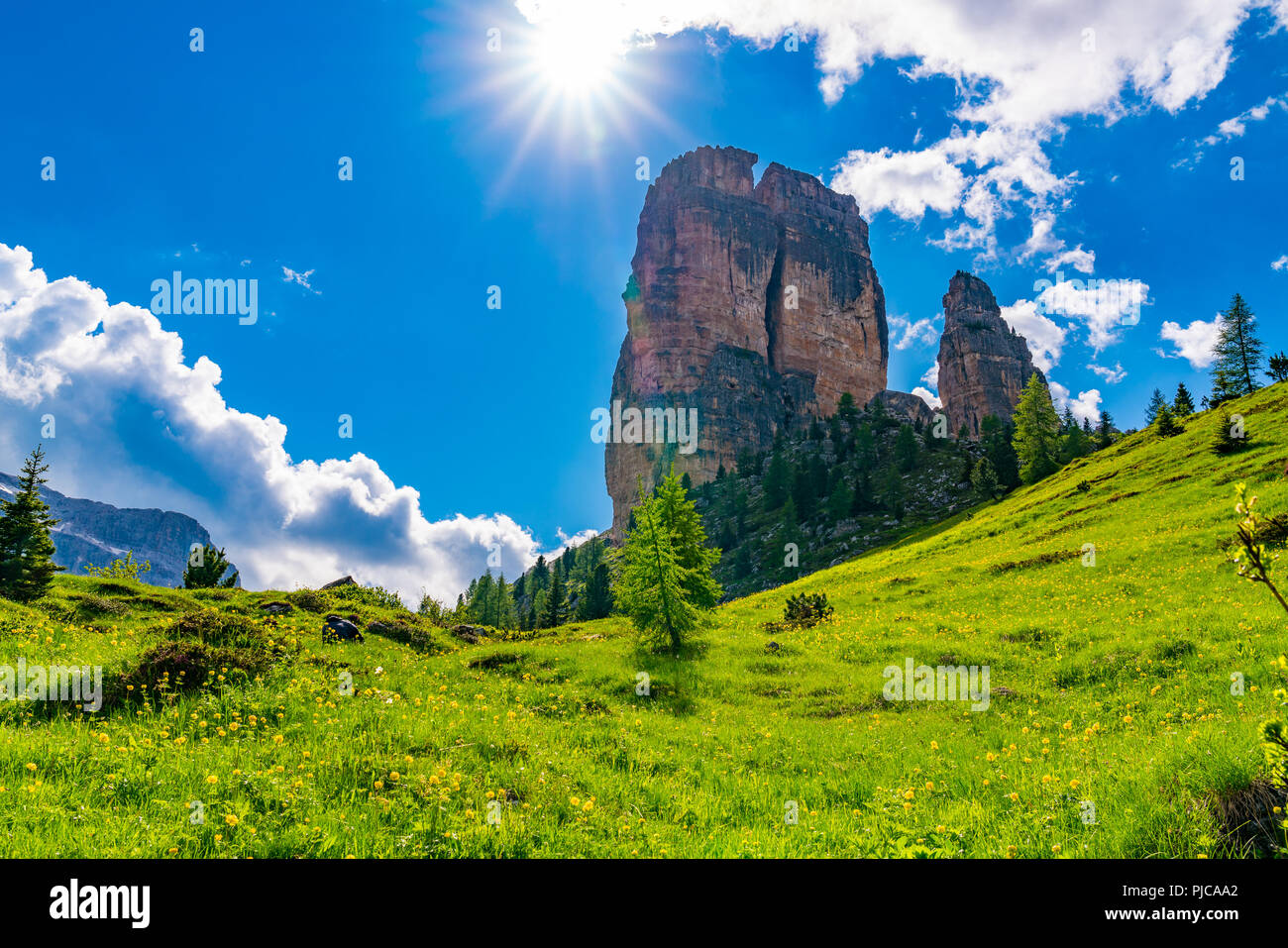 Blick auf den Torre Grande eine der Cinque Torri in Nuvolao Gruppe der italienischen Dolomiten in der Provinz Belluno in Italien Stockfoto