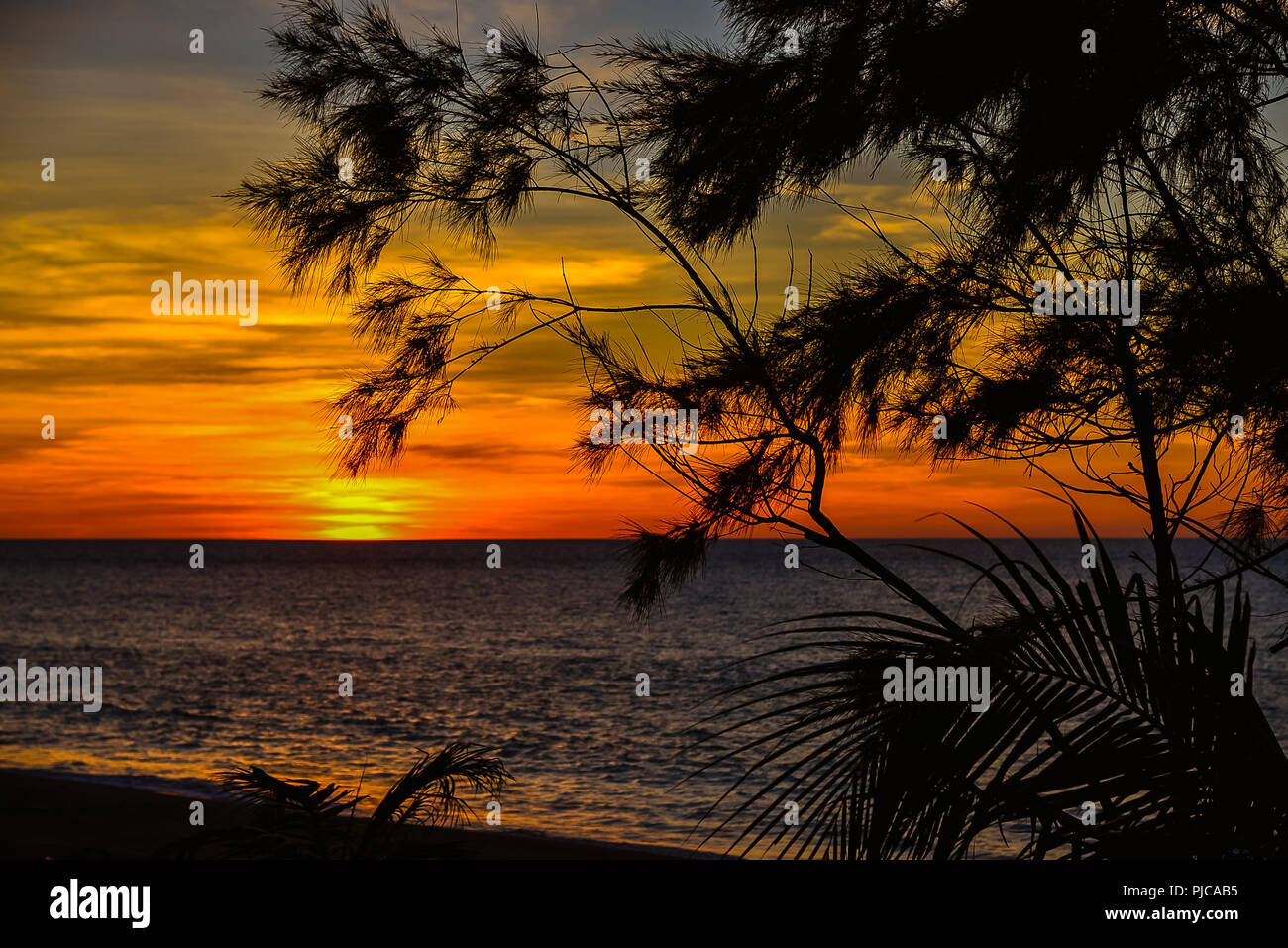 Sonnenuntergang über dem West philippinischen Meer - Ansicht von Ilocos Sur, Luzon, Philippinen Stockfoto