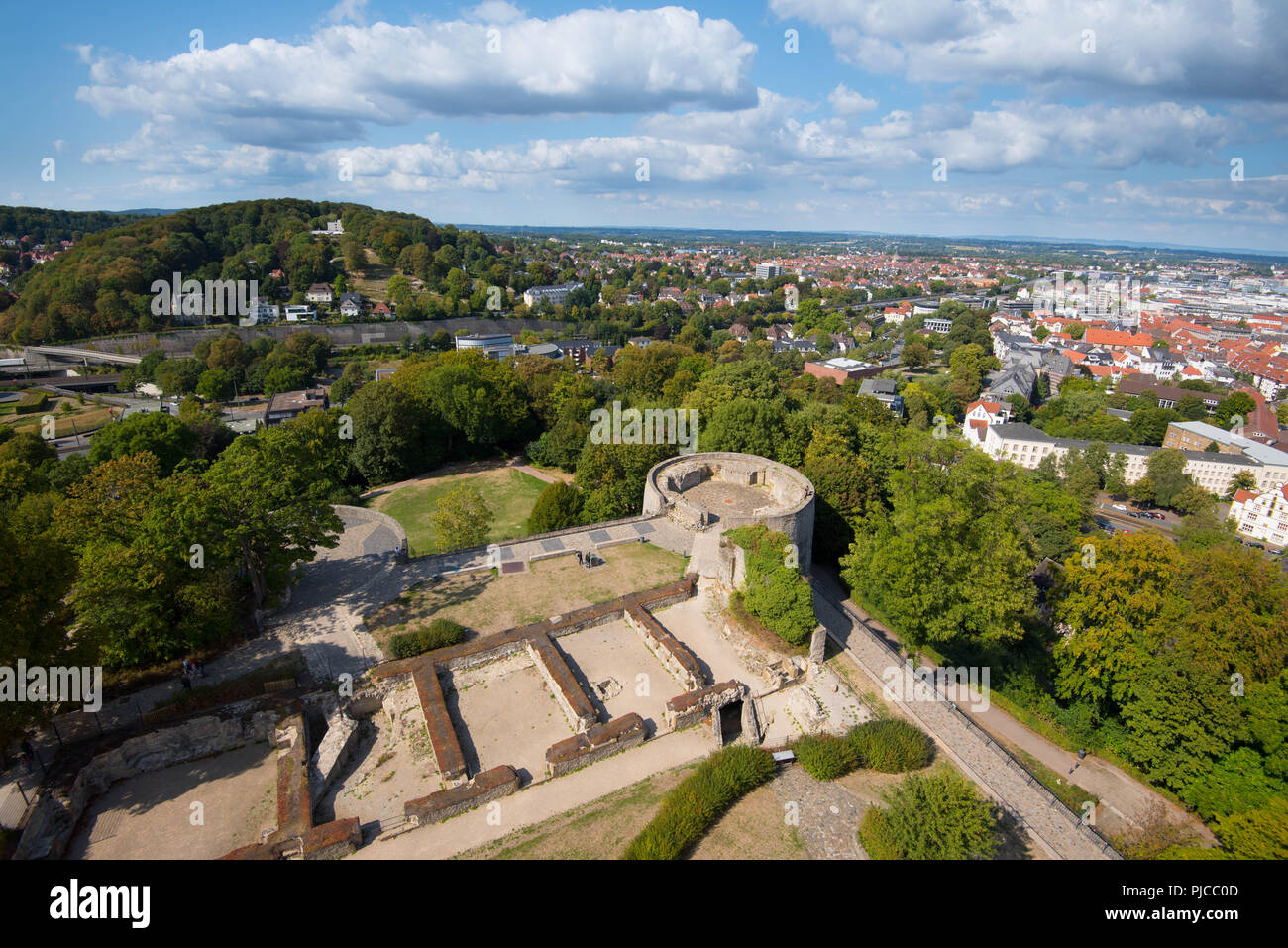 Blick auf die Stadt Bielefeld in Deutschland von seinem Schloss Stockfoto