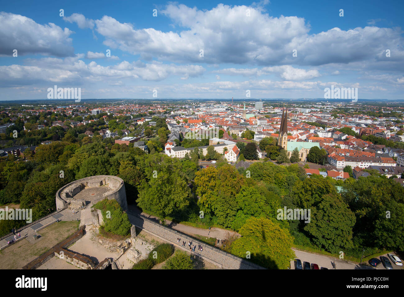 Blick auf die Stadt Bielefeld in Deutschland von seinem Schloss Stockfoto
