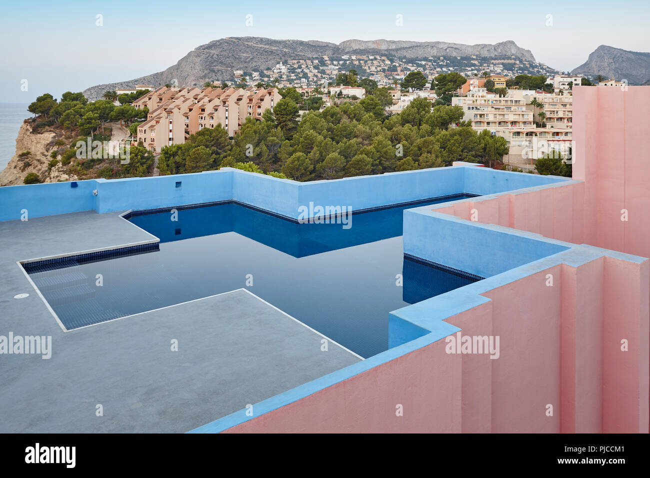 Geometrische Gebäude Swimmingpool. Rote Wand, La Manzanera. Calpe, Spanien Stockfoto