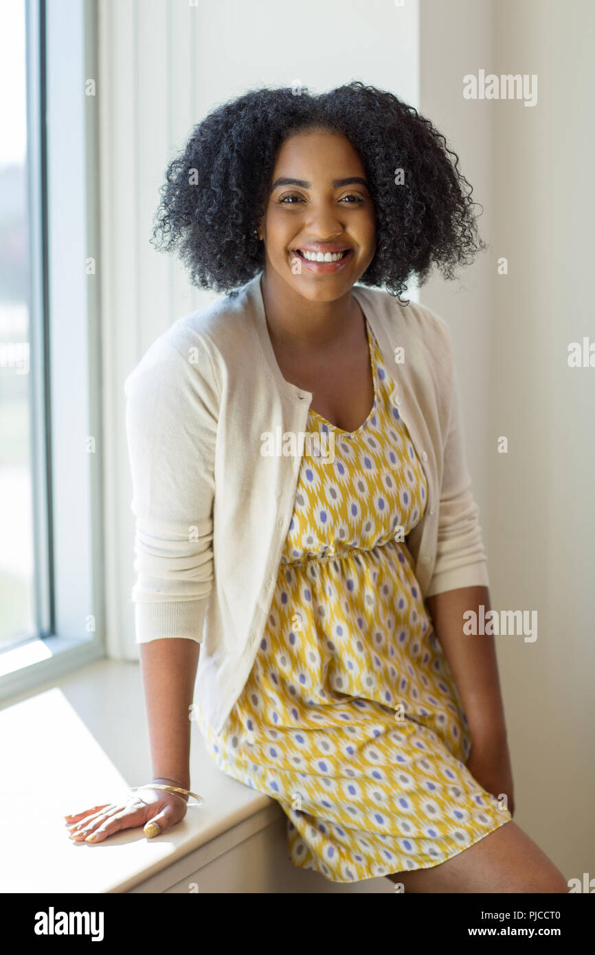 Porträt einer glückliche junge afrikanische amerikanische Frau. Stockfoto