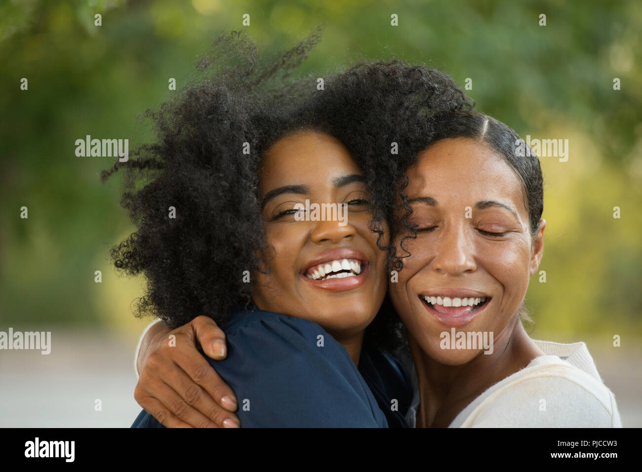 Die Mutter ihre Tochter umarmen an ihrer Promotion. Stockfoto
