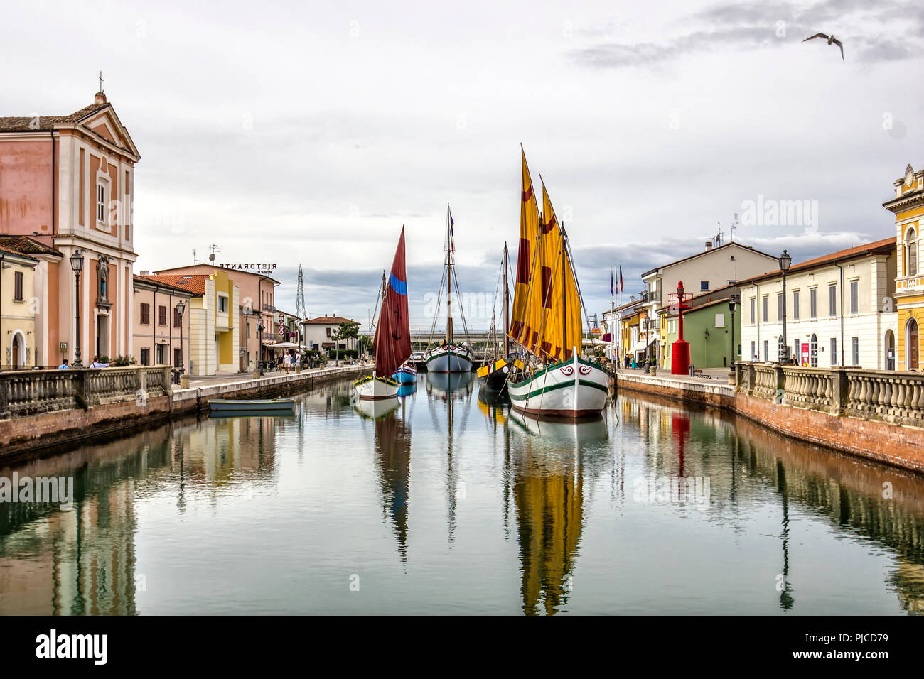 CESENATICO, Italien, 15. September 2013: alte Fischerboote im Maritime Museum. das Maritime Museum zieht Tausende von Touristen jeden Monat. Sept. Stockfoto