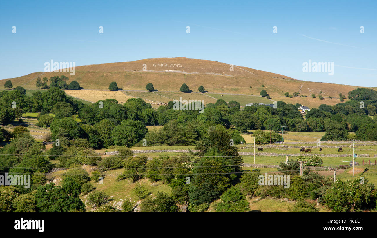 Buxton, England, Großbritannien - 2. Juli 2018: Chelmorton niedrige Hügel in der Derbyshire Peak District ist mit einem riesigen 'England'-Zeichen und Flagge während der 2 eingerichtet Stockfoto