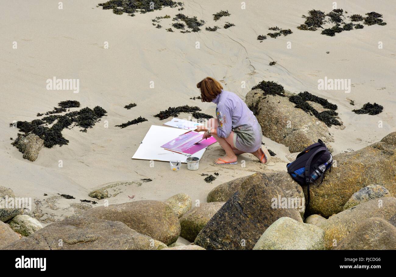 Eine Frau malen auf einem Strand, Sennen Cove, Cornwall, England, Großbritannien Stockfoto