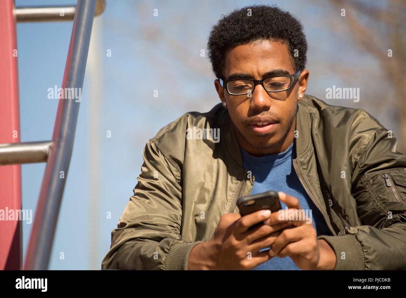 Afrikanische amerikanische Teenager lächelnd. Stockfoto