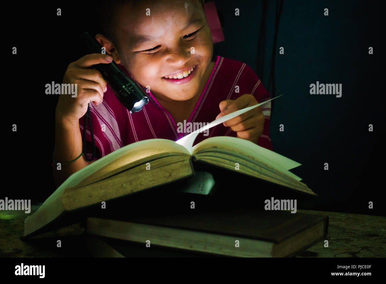Hill Tribe Kinder Lesen Im Dunkeln Stockfotografie Alamy