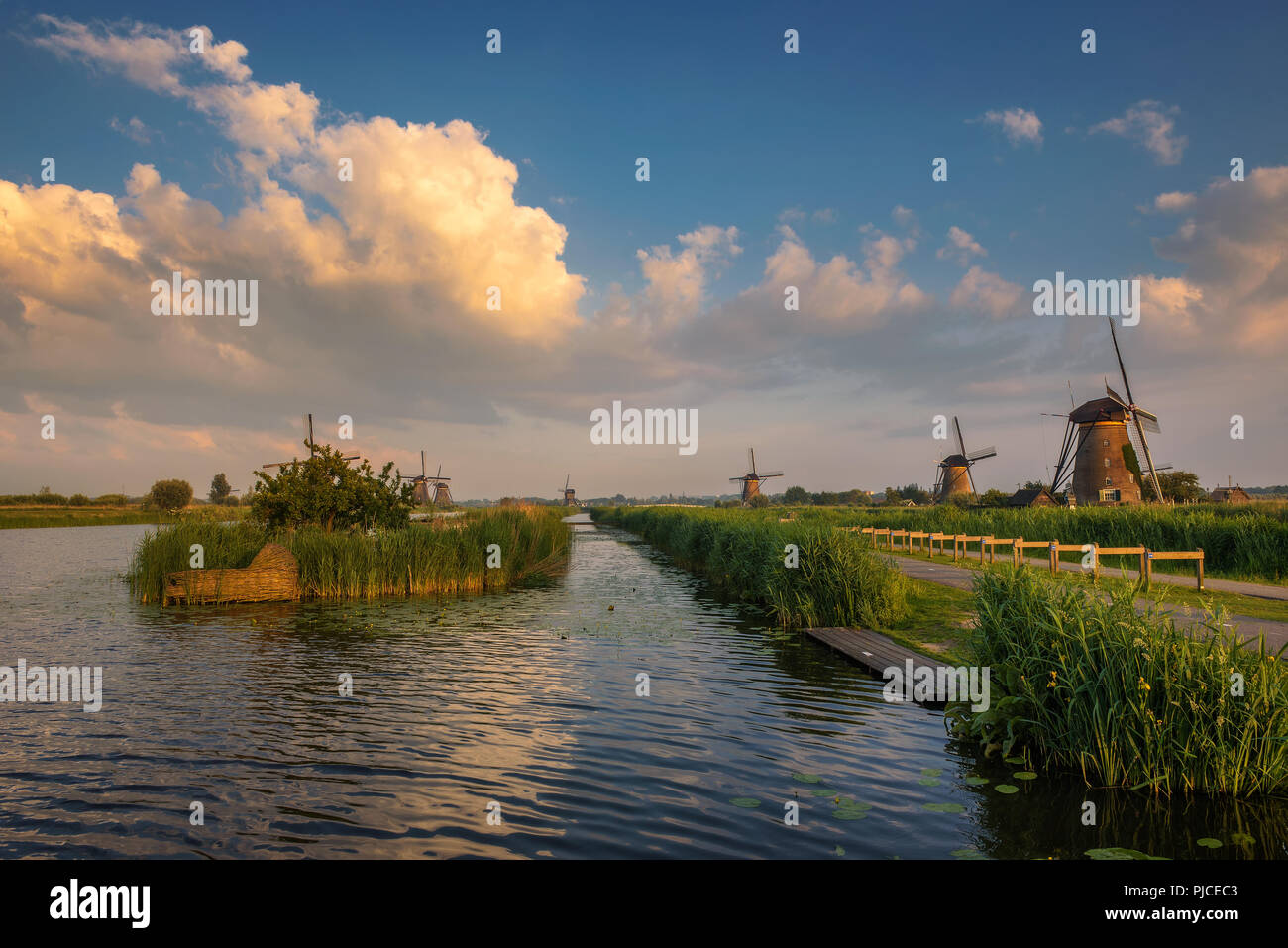 Sonnenuntergang über alte holländische Windmühlen in Kinderdijk, Niederlande Stockfoto