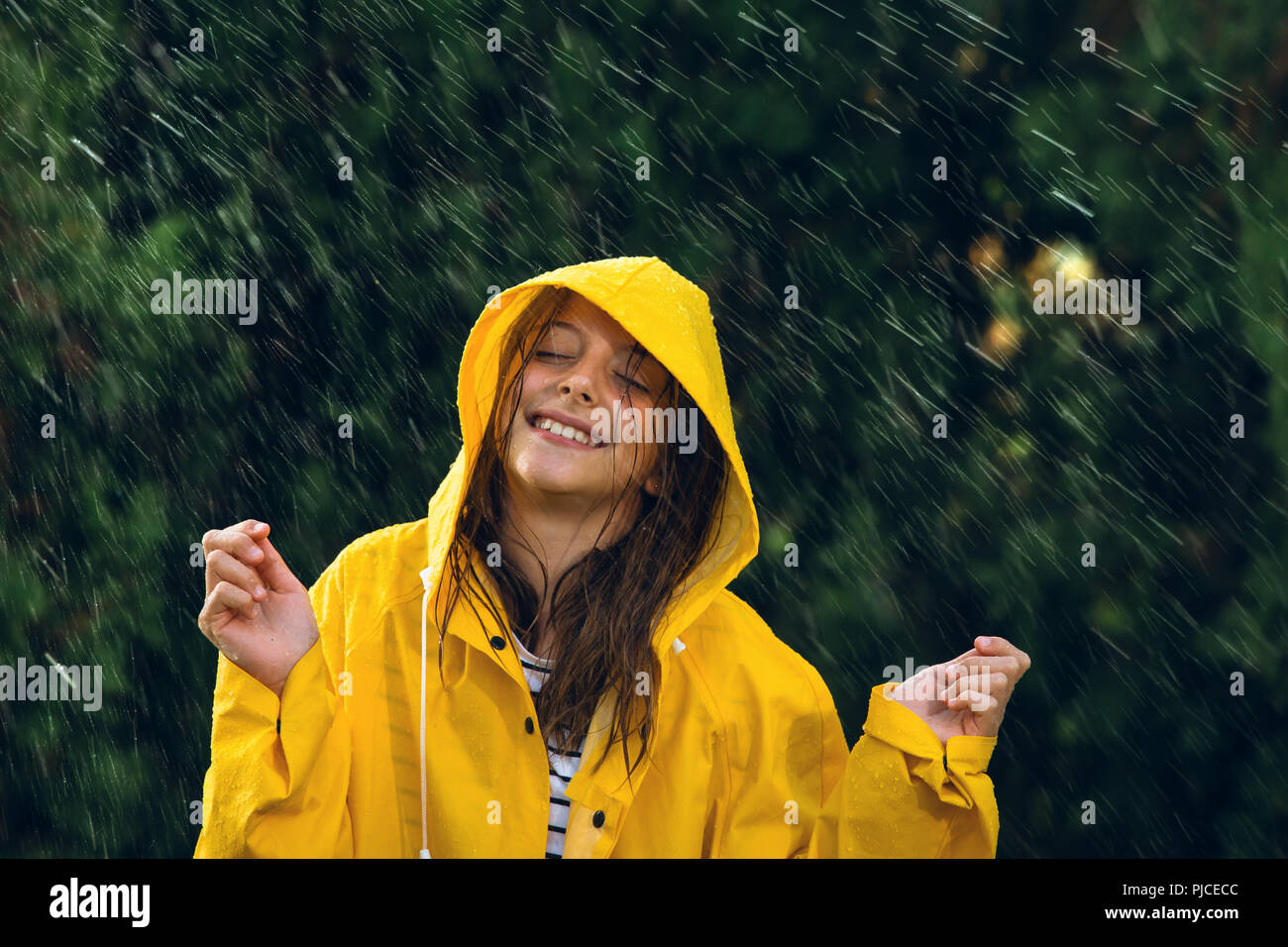 Happy girl genießen regnerischen Tag Stockfoto