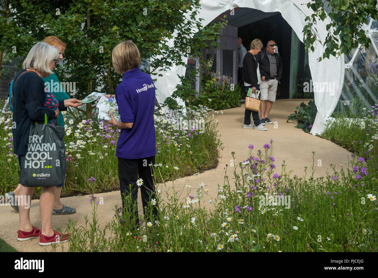 Die Leute leben Labor begrüßt und bestimmten Packungsbeilage durch Freiwillige am Eingang - RHS Chatsworth Flower Show, Derbyshire, England, UK eingeben Stockfoto