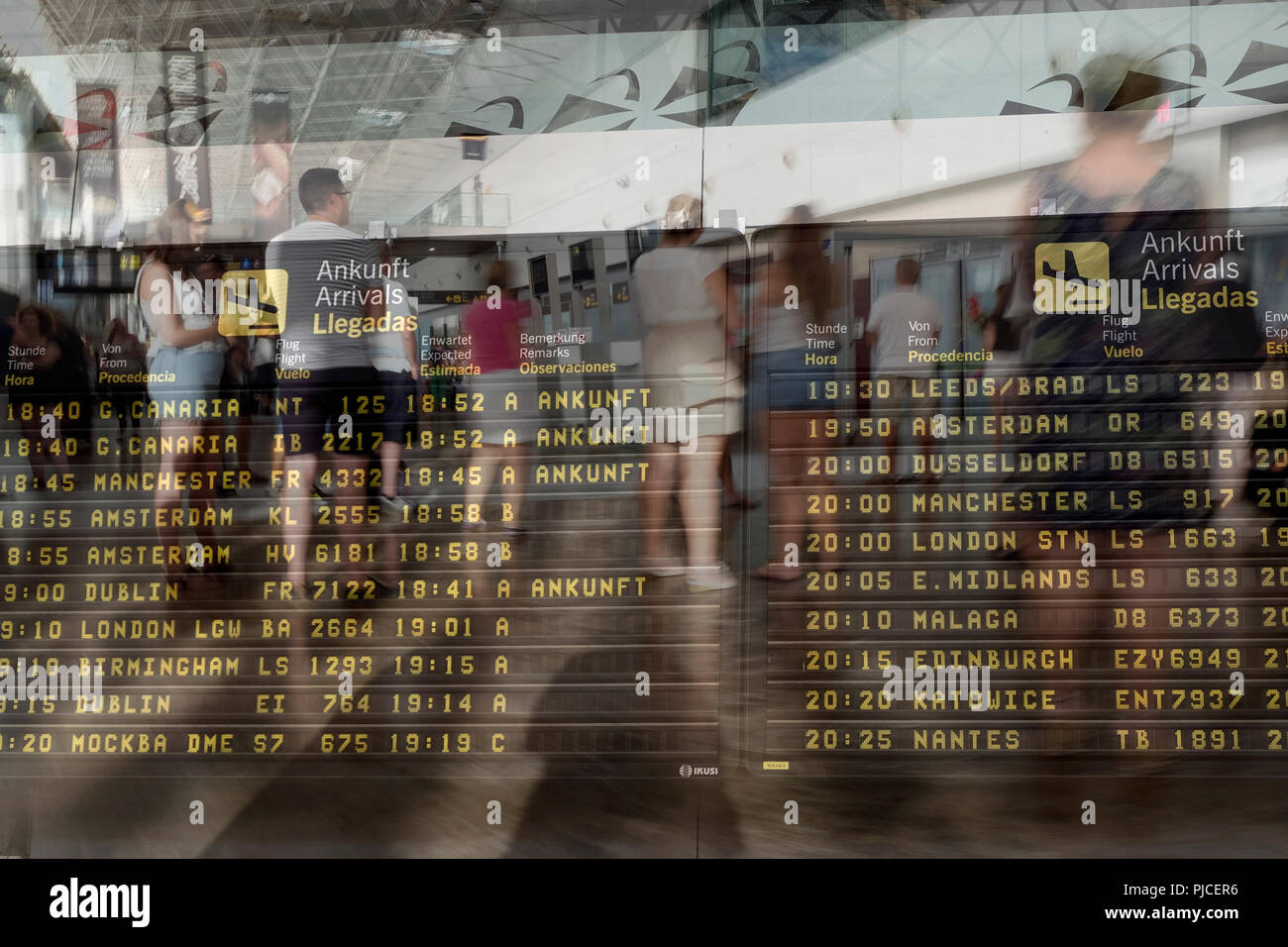 Doppelt belichtete Bild am Flughafen bei Ankunft Board und die Menschen warten auf Fahrgäste zu landen. Flughafen Reina Sofia, Teneriffa, Kanarische Inseln, Wellness Stockfoto