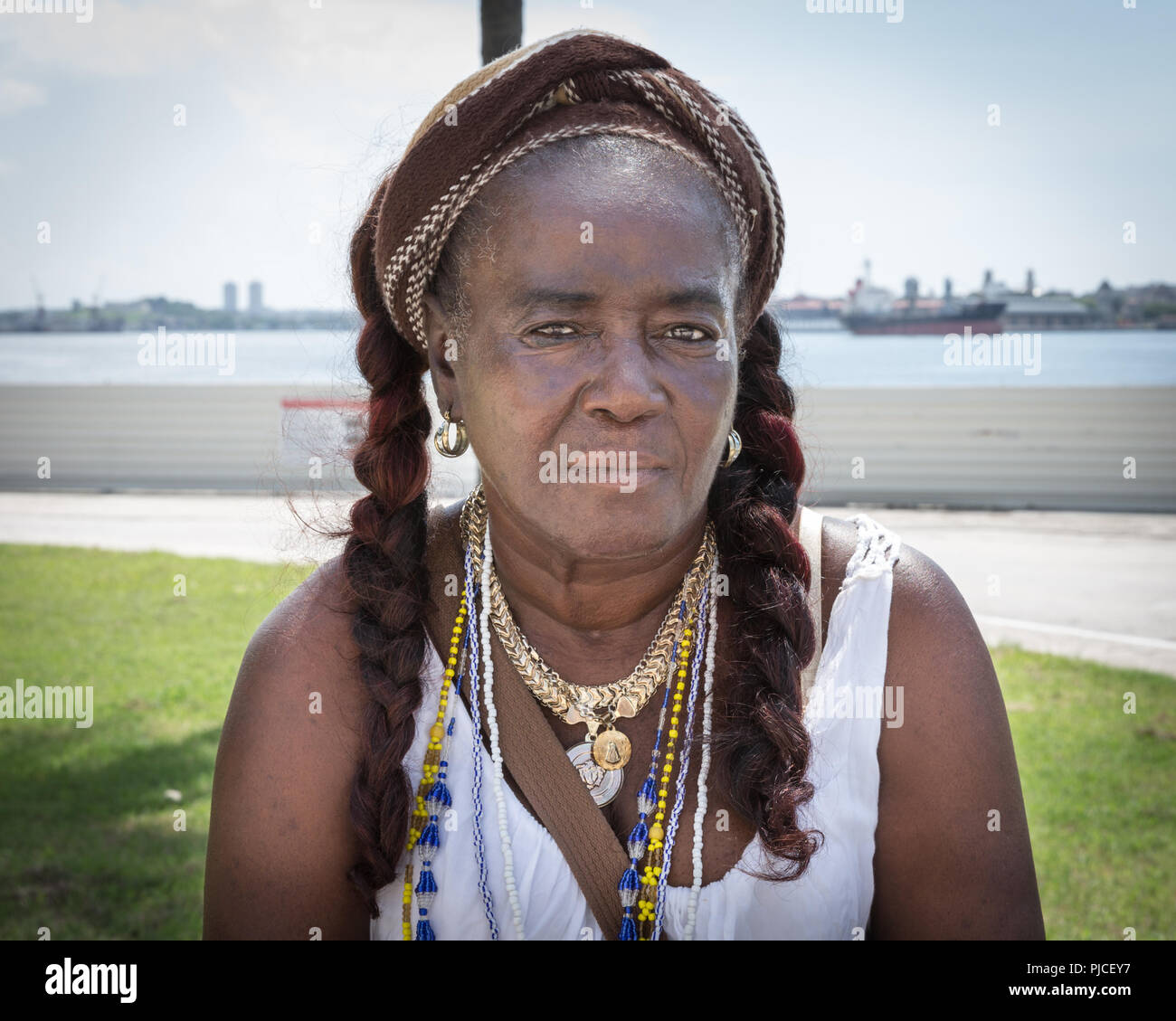 Kubanischen Frau, Santeria Religion glauben Wahrsagerin außerhalb der Kirche in Regla, Havanna, Kuba Stockfoto