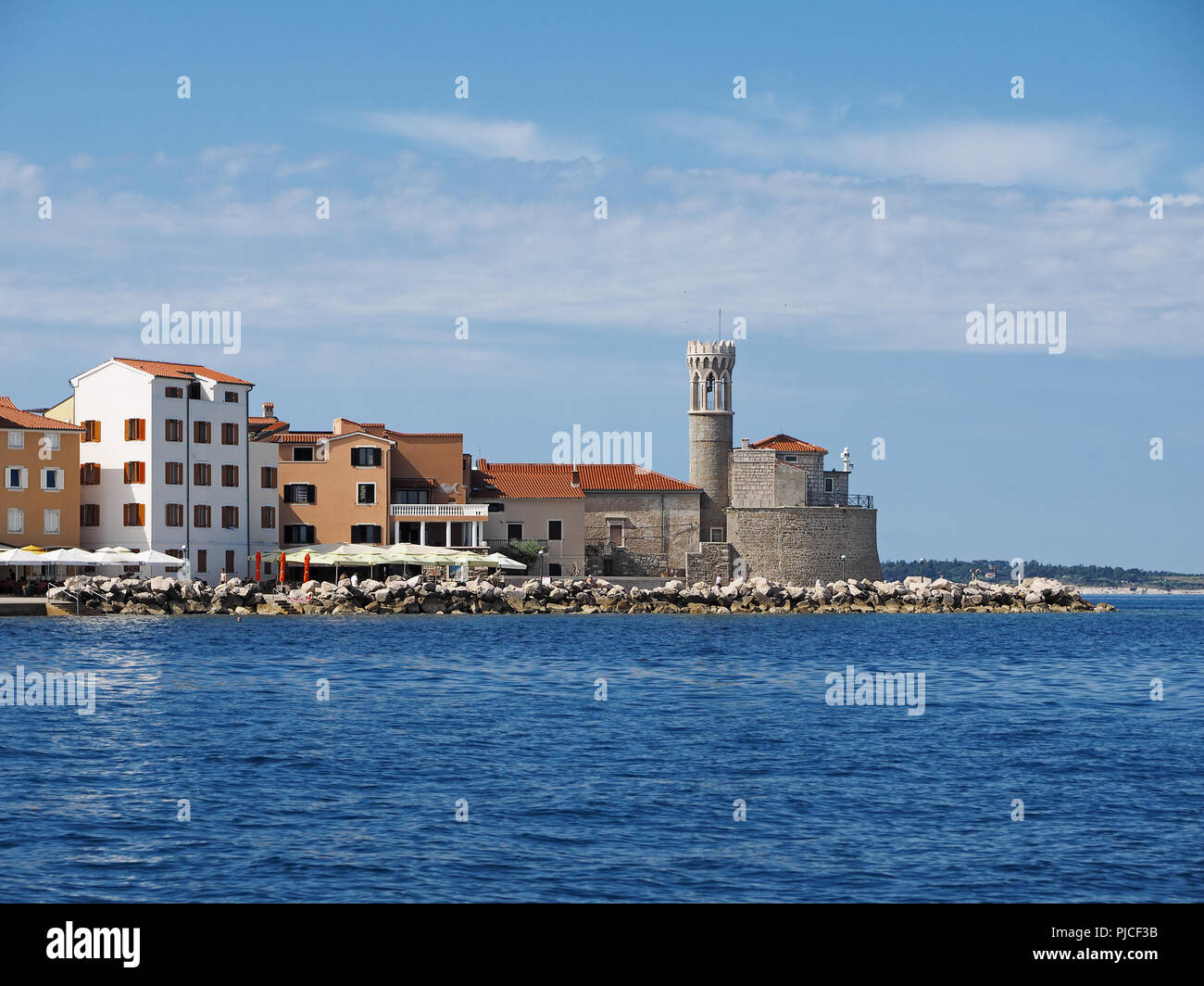 Blick auf die Stadt Piran in Slowenisch Istrien an der Adriatischen Küste mit lighhouse Punta Stockfoto